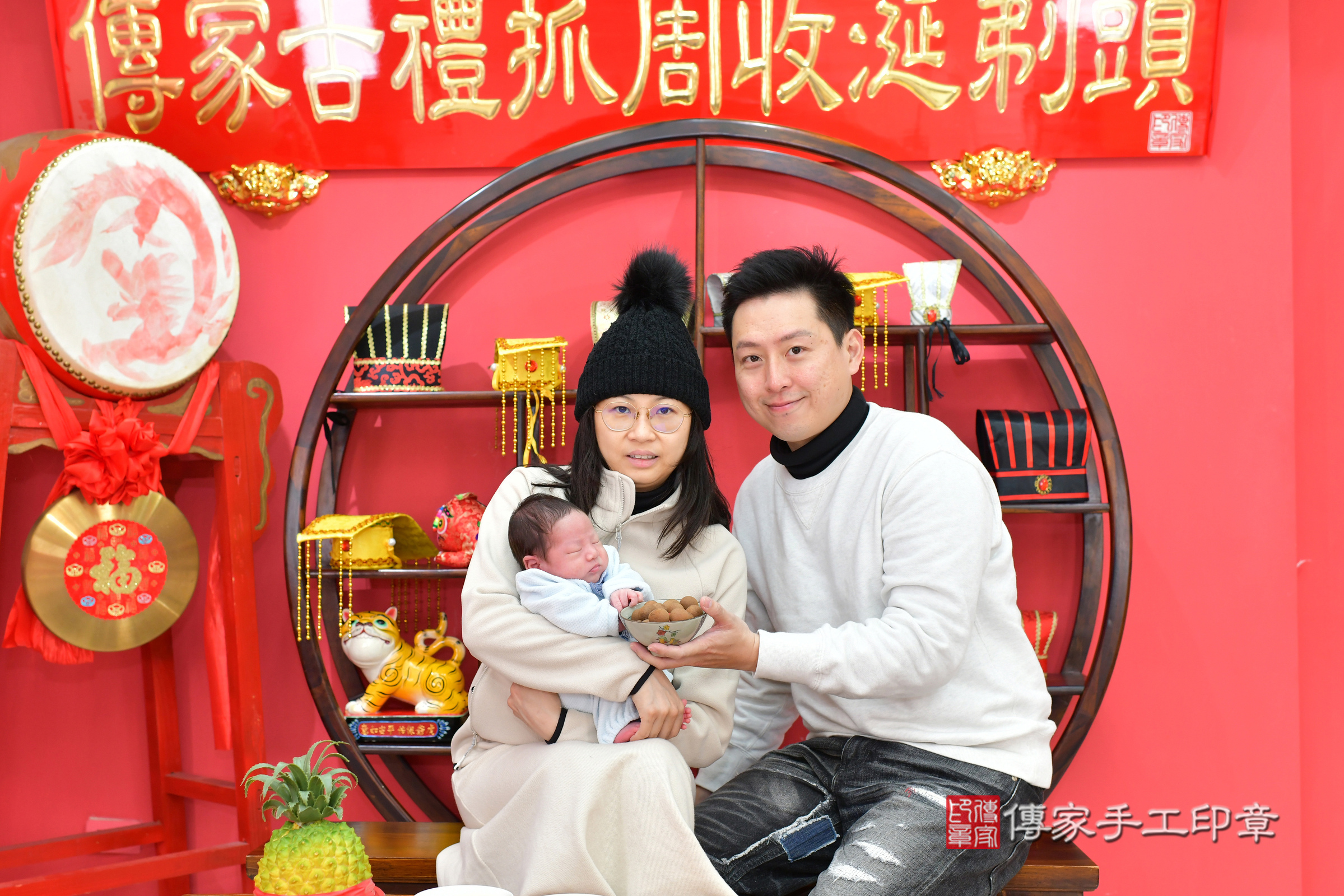 小希寶寶(台中市北區嬰兒寶寶滿月剃頭理髮、嬰兒剃胎毛儀式吉祥話)。中國風會場，爸媽寶貝穿「日中韓」古裝禮服。專業拍照、證書。★購買「臍帶章、肚臍章、胎毛筆刷印章」贈送：剃頭、收涎、抓周，三選一。2025.2.4，照片13