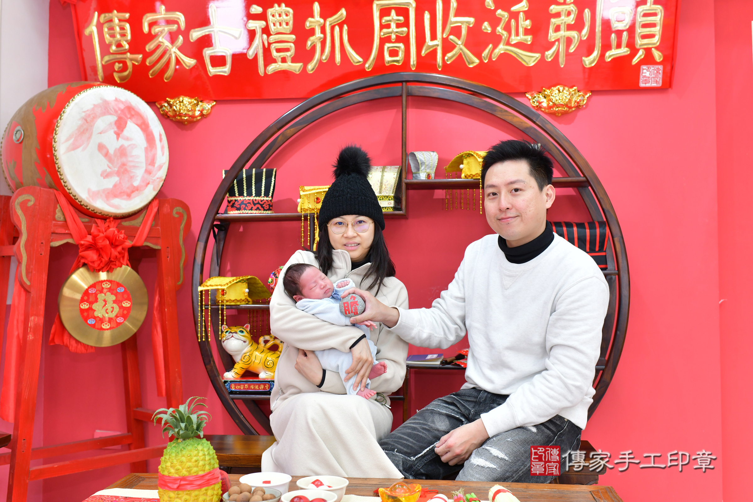 小希寶寶(台中市北區嬰兒寶寶滿月剃頭理髮、嬰兒剃胎毛儀式吉祥話)。中國風會場，爸媽寶貝穿「日中韓」古裝禮服。專業拍照、證書。★購買「臍帶章、肚臍章、胎毛筆刷印章」贈送：剃頭、收涎、抓周，三選一。2025.2.4，照片11