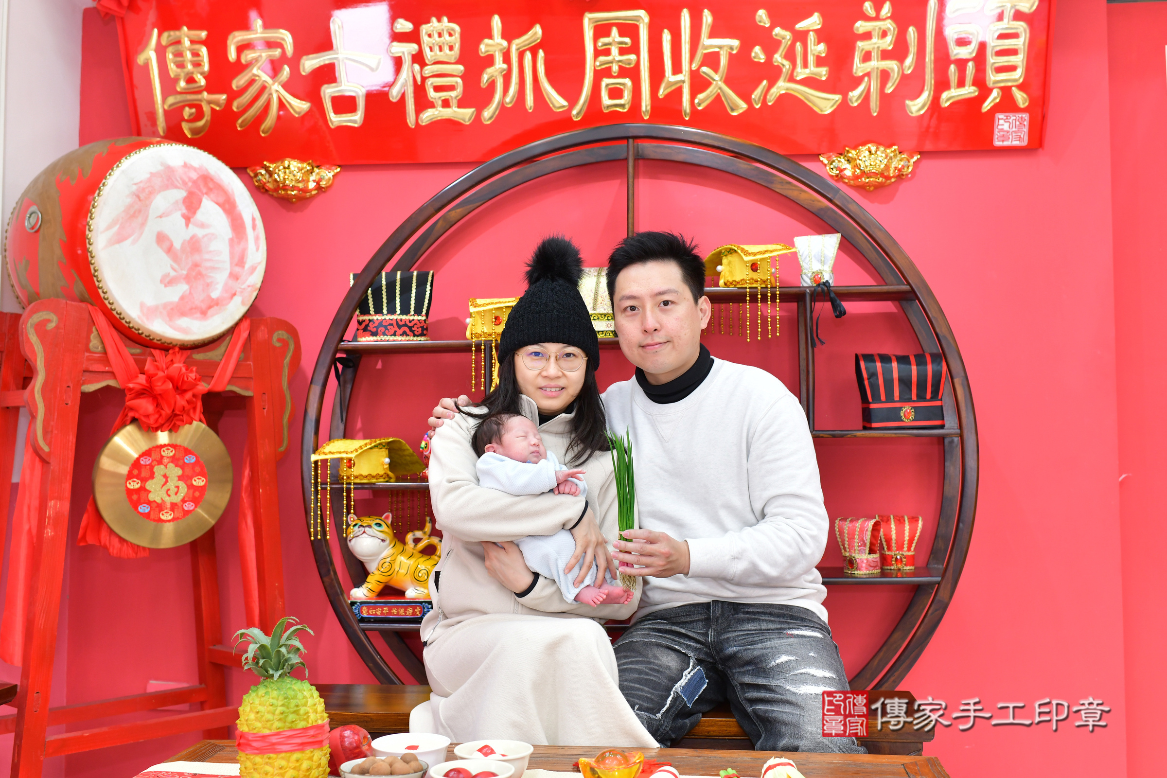 小希寶寶(台中市北區嬰兒寶寶滿月剃頭理髮、嬰兒剃胎毛儀式吉祥話)。中國風會場，爸媽寶貝穿「日中韓」古裝禮服。專業拍照、證書。★購買「臍帶章、肚臍章、胎毛筆刷印章」贈送：剃頭、收涎、抓周，三選一。2025.2.4，照片18
