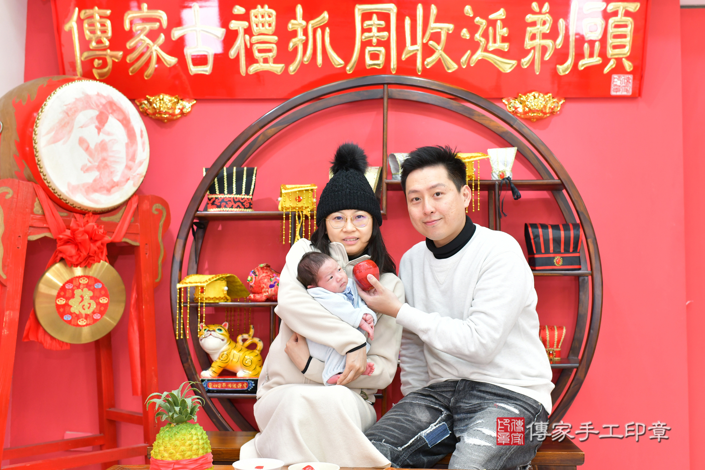 小希寶寶(台中市北區嬰兒寶寶滿月剃頭理髮、嬰兒剃胎毛儀式吉祥話)。中國風會場，爸媽寶貝穿「日中韓」古裝禮服。專業拍照、證書。★購買「臍帶章、肚臍章、胎毛筆刷印章」贈送：剃頭、收涎、抓周，三選一。2025.2.4，照片14