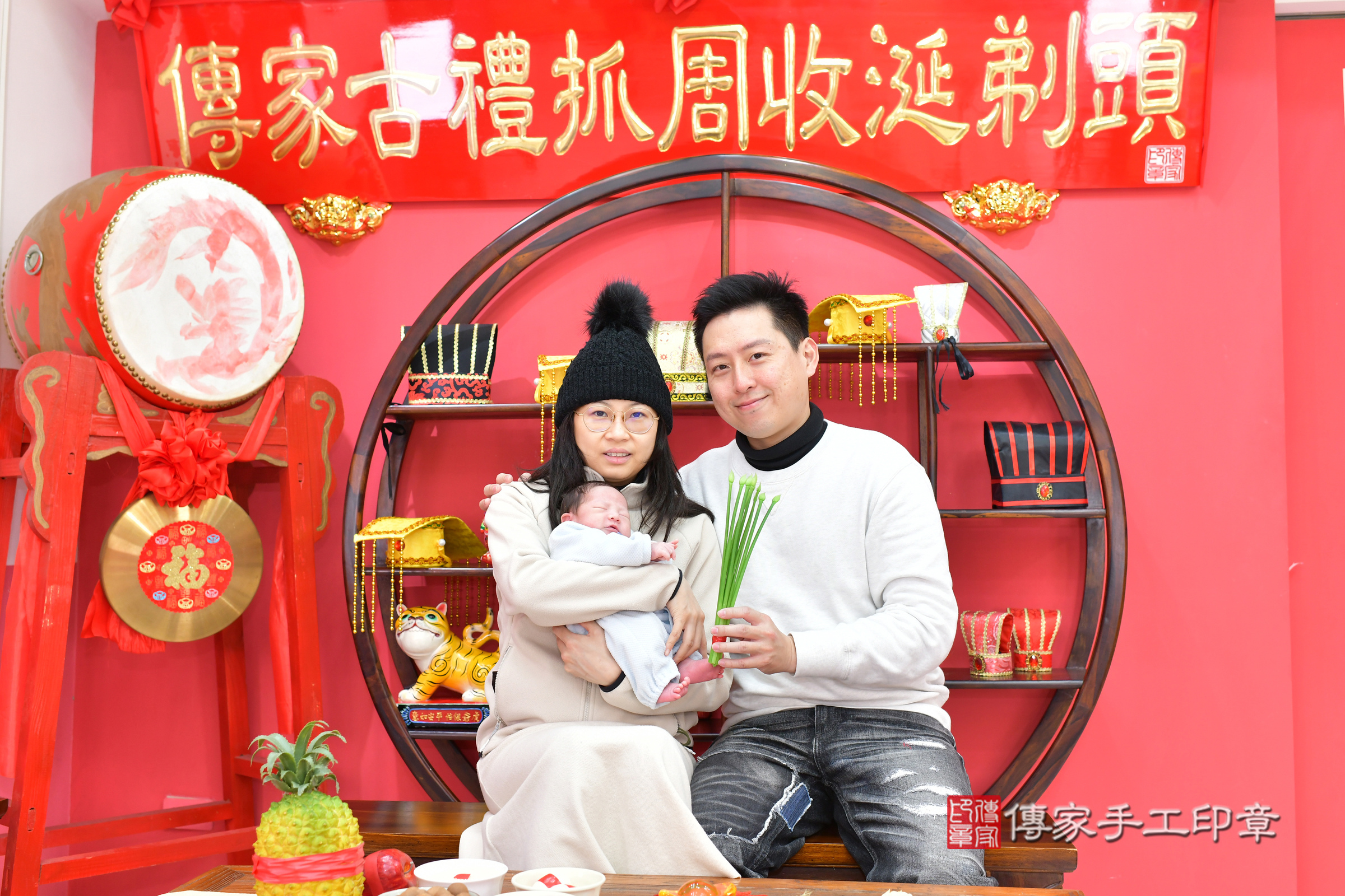 小希寶寶(台中市北區嬰兒寶寶滿月剃頭理髮、嬰兒剃胎毛儀式吉祥話)。中國風會場，爸媽寶貝穿「日中韓」古裝禮服。專業拍照、證書。★購買「臍帶章、肚臍章、胎毛筆刷印章」贈送：剃頭、收涎、抓周，三選一。2025.2.4，照片17