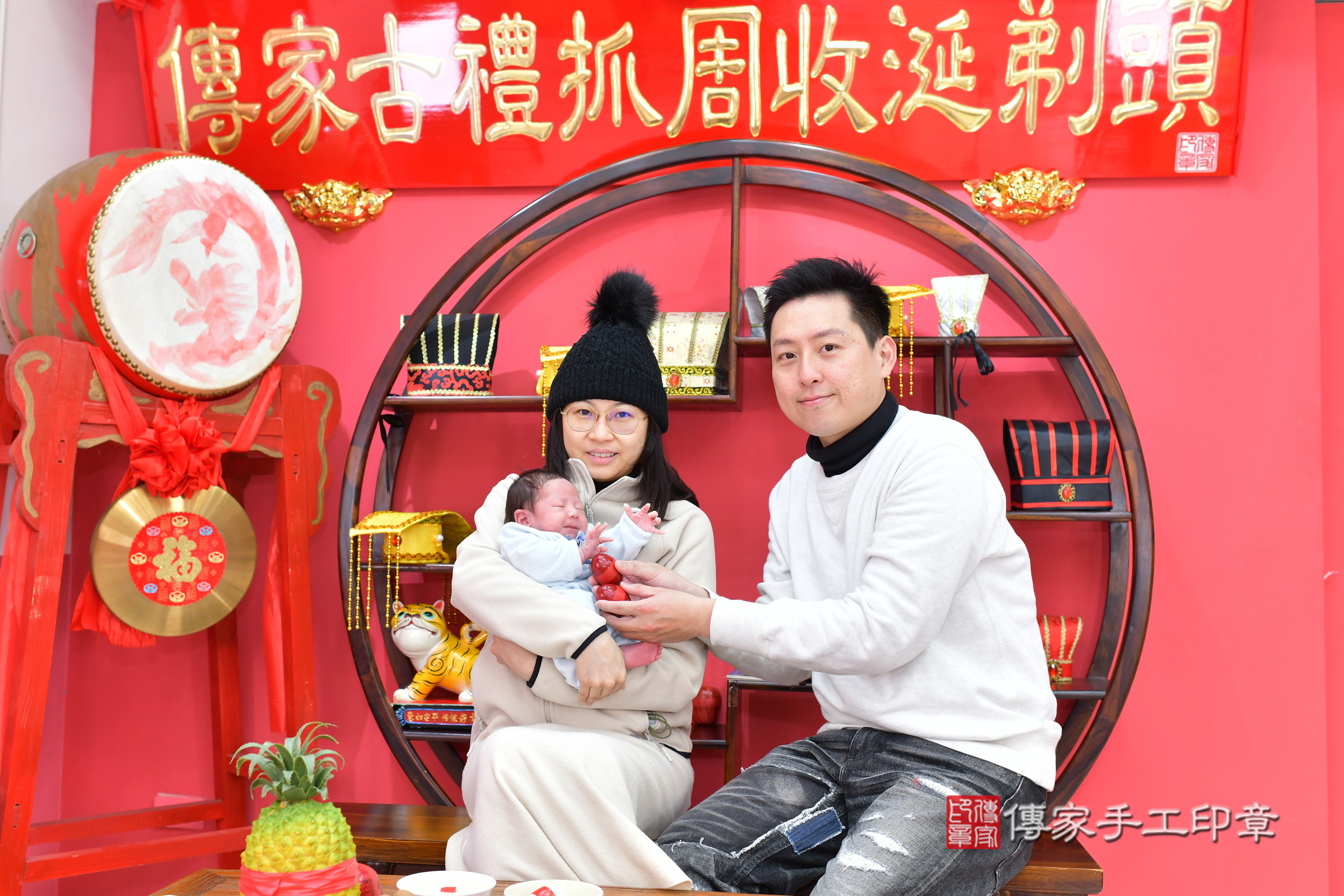 小希寶寶(台中市北區嬰兒寶寶滿月剃頭理髮、嬰兒剃胎毛儀式吉祥話)。中國風會場，爸媽寶貝穿「日中韓」古裝禮服。專業拍照、證書。★購買「臍帶章、肚臍章、胎毛筆刷印章」贈送：剃頭、收涎、抓周，三選一。2025.2.4，照片10