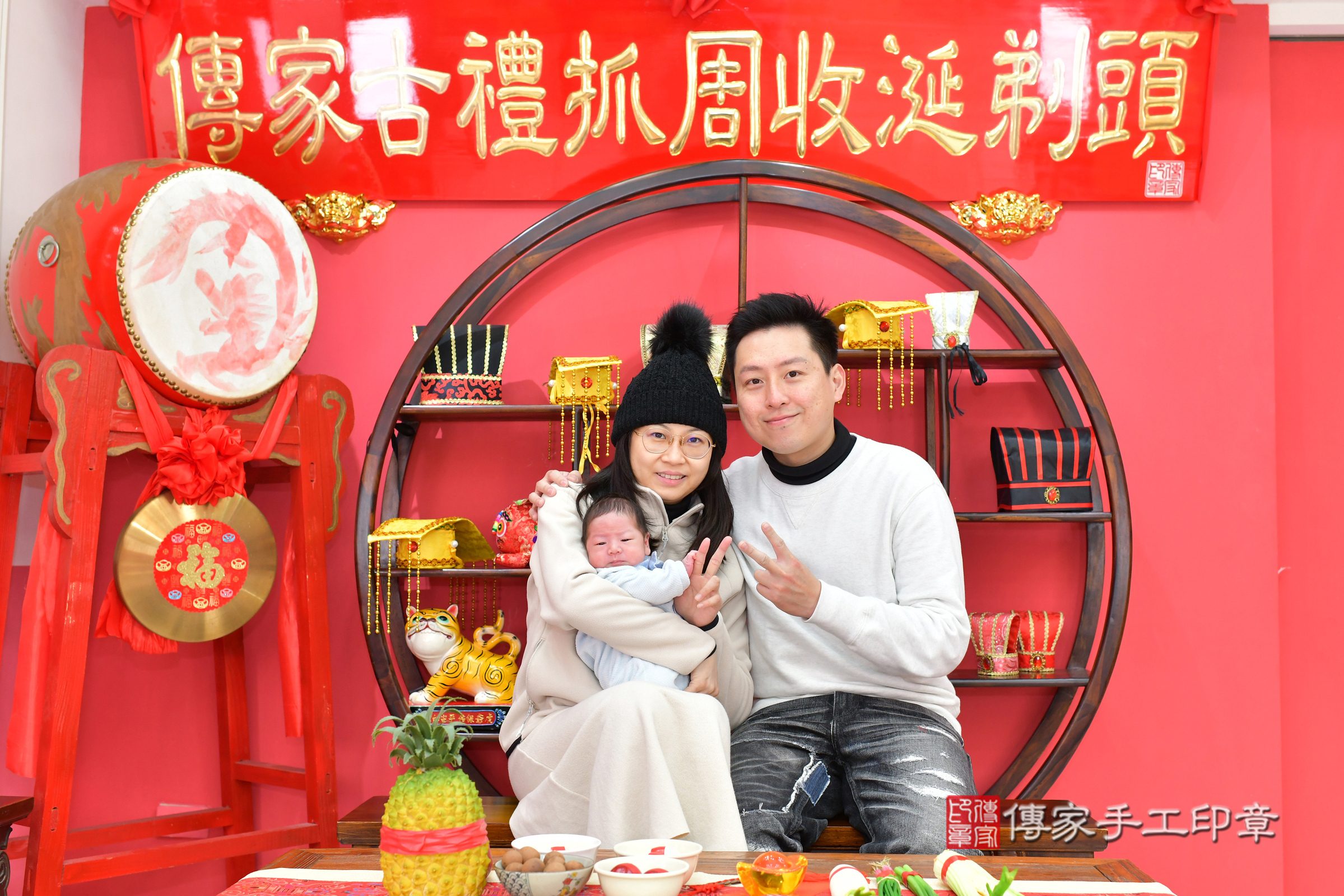 小希寶寶(台中市北區嬰兒寶寶滿月剃頭理髮、嬰兒剃胎毛儀式吉祥話)。中國風會場，爸媽寶貝穿「日中韓」古裝禮服。專業拍照、證書。★購買「臍帶章、肚臍章、胎毛筆刷印章」贈送：剃頭、收涎、抓周，三選一。2025.2.4，照片7