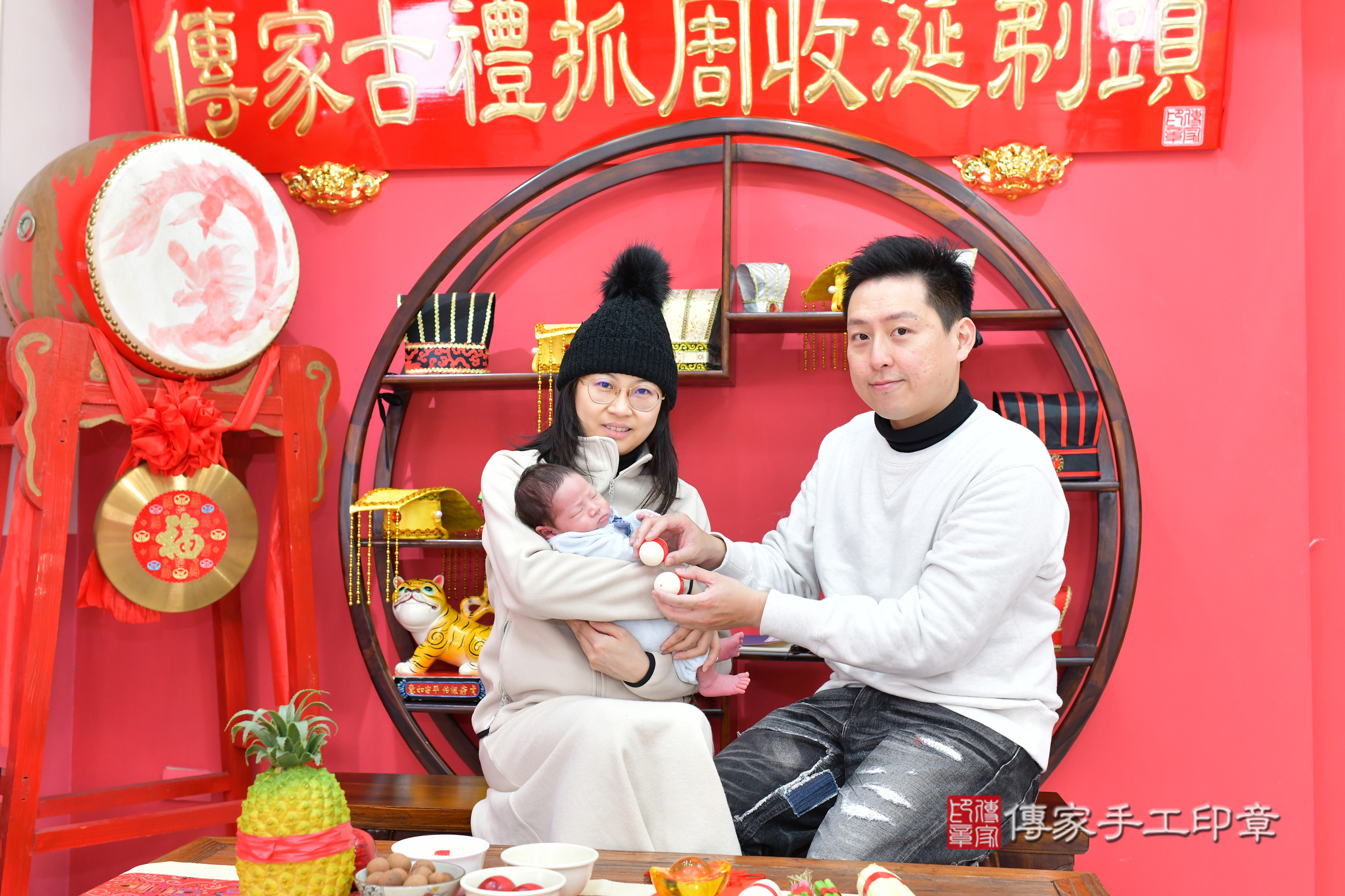 小希寶寶(台中市北區嬰兒寶寶滿月剃頭理髮、嬰兒剃胎毛儀式吉祥話)。中國風會場，爸媽寶貝穿「日中韓」古裝禮服。專業拍照、證書。★購買「臍帶章、肚臍章、胎毛筆刷印章」贈送：剃頭、收涎、抓周，三選一。2025.2.4，照片9