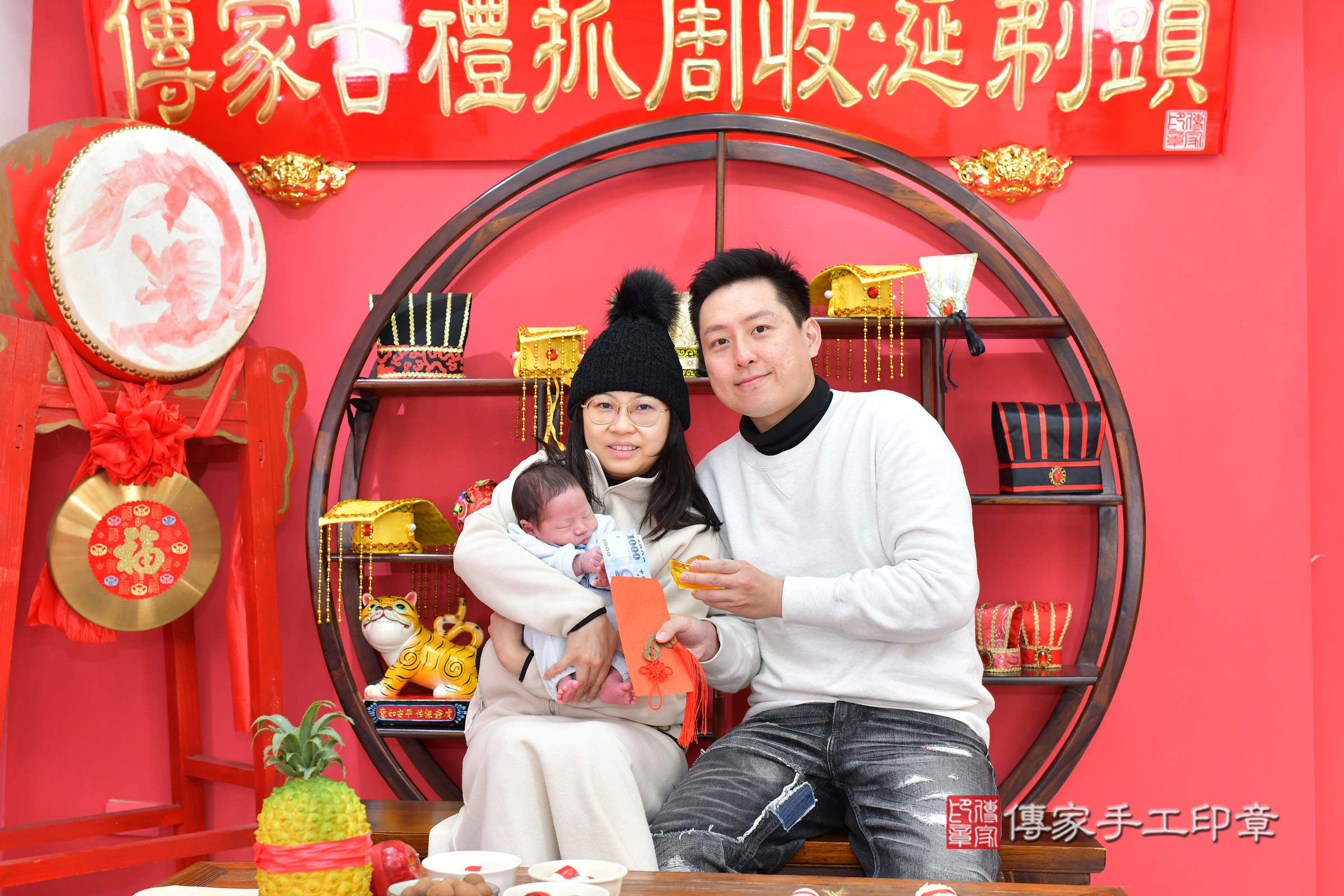 小希寶寶(台中市北區嬰兒寶寶滿月剃頭理髮、嬰兒剃胎毛儀式吉祥話)。中國風會場，爸媽寶貝穿「日中韓」古裝禮服。專業拍照、證書。★購買「臍帶章、肚臍章、胎毛筆刷印章」贈送：剃頭、收涎、抓周，三選一。2025.2.4，照片20