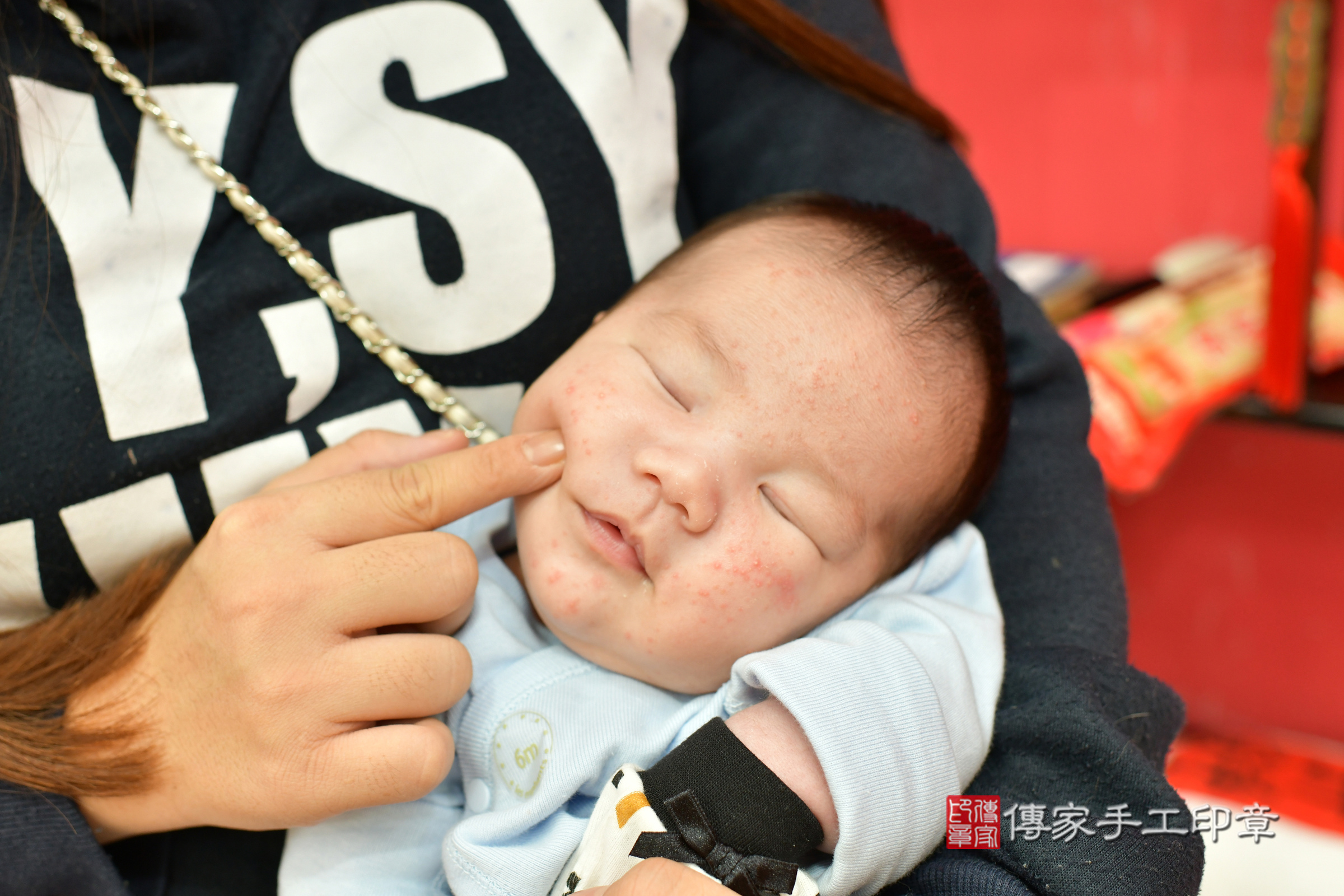 明明寶寶(台中市北區嬰兒寶寶滿月剃頭理髮、嬰兒剃胎毛儀式吉祥話)。中國風會場，爸媽寶貝穿「日中韓」古裝禮服。專業拍照、證書。★購買「臍帶章、肚臍章、胎毛筆刷印章」贈送：剃頭、收涎、抓周，三選一。2025.2.5，照片9