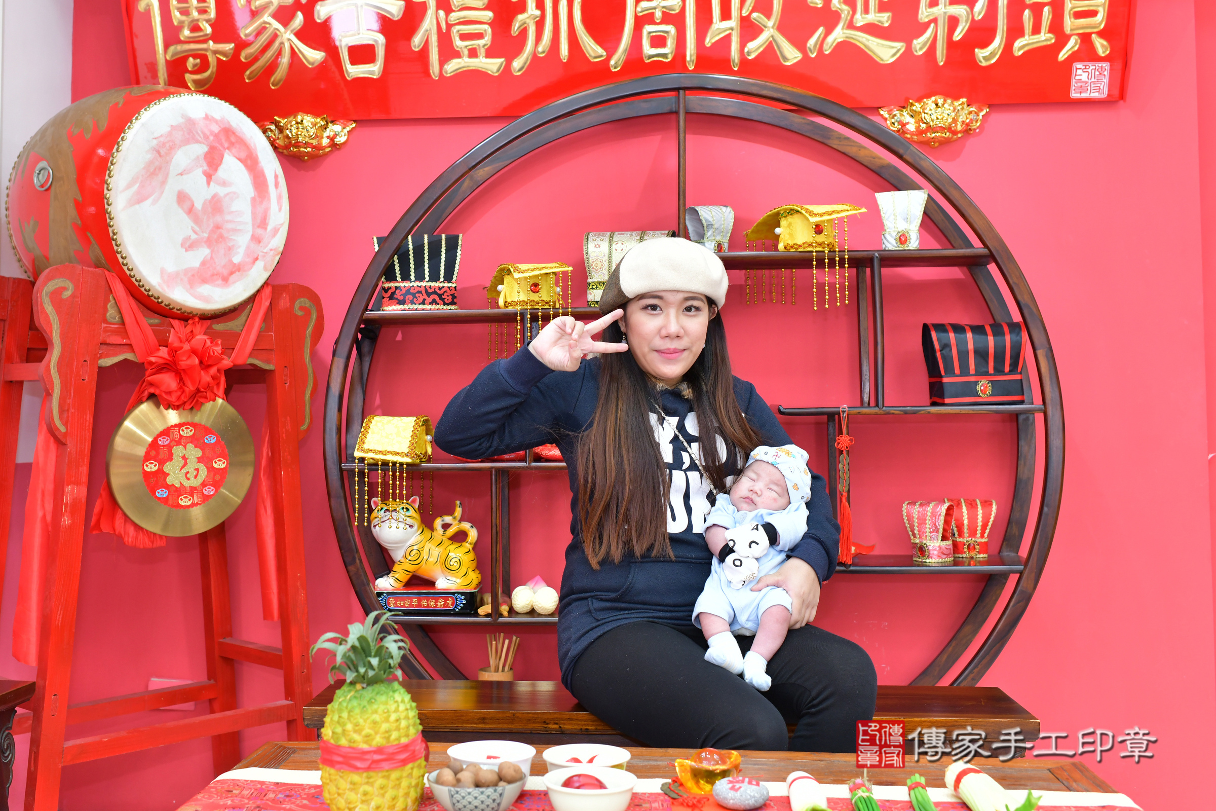 明明寶寶(台中市北區嬰兒寶寶滿月剃頭理髮、嬰兒剃胎毛儀式吉祥話)。中國風會場，爸媽寶貝穿「日中韓」古裝禮服。專業拍照、證書。★購買「臍帶章、肚臍章、胎毛筆刷印章」贈送：剃頭、收涎、抓周，三選一。2025.2.5，照片3