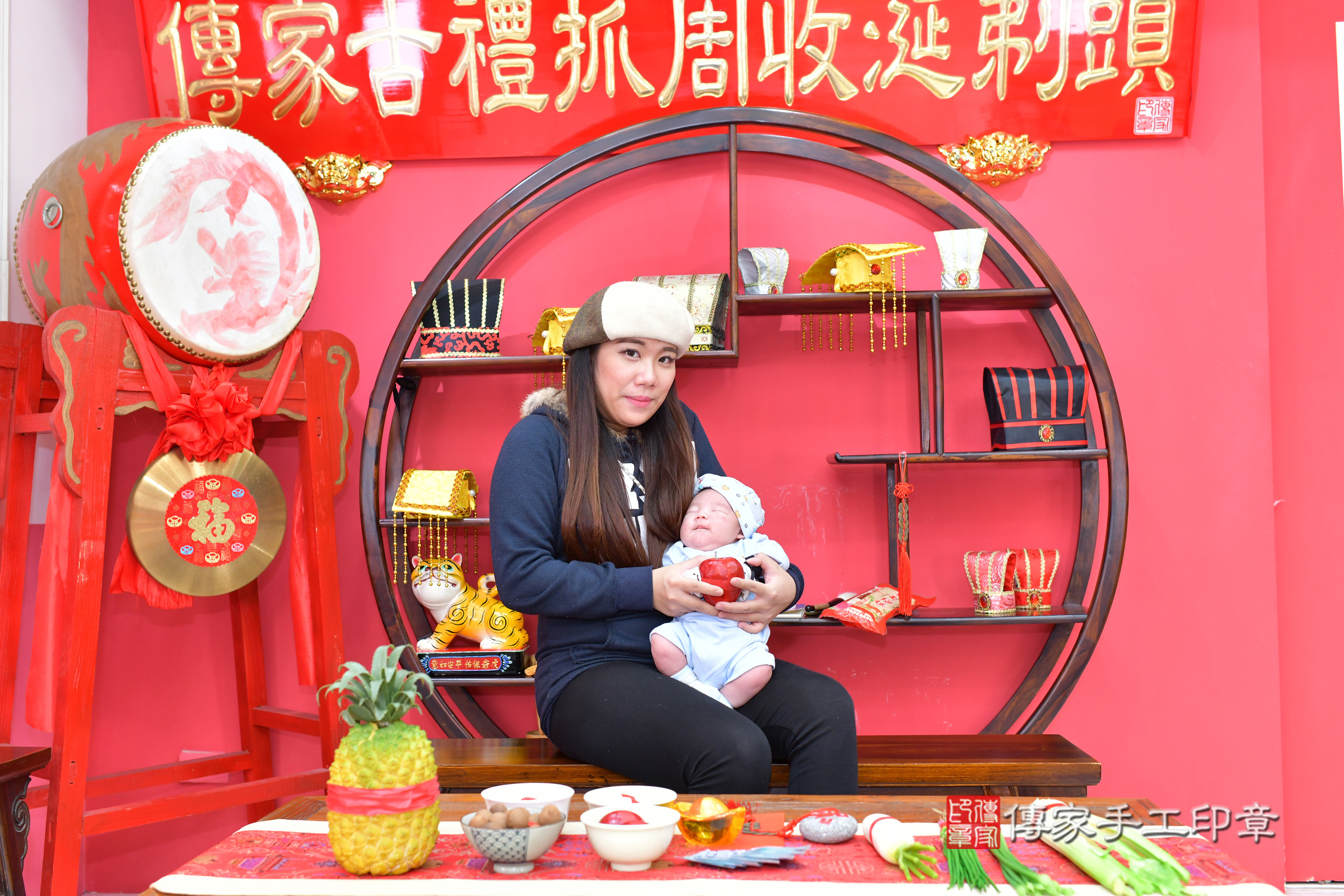 明明寶寶(台中市北區嬰兒寶寶滿月剃頭理髮、嬰兒剃胎毛儀式吉祥話)。中國風會場，爸媽寶貝穿「日中韓」古裝禮服。專業拍照、證書。★購買「臍帶章、肚臍章、胎毛筆刷印章」贈送：剃頭、收涎、抓周，三選一。2025.2.5，照片11