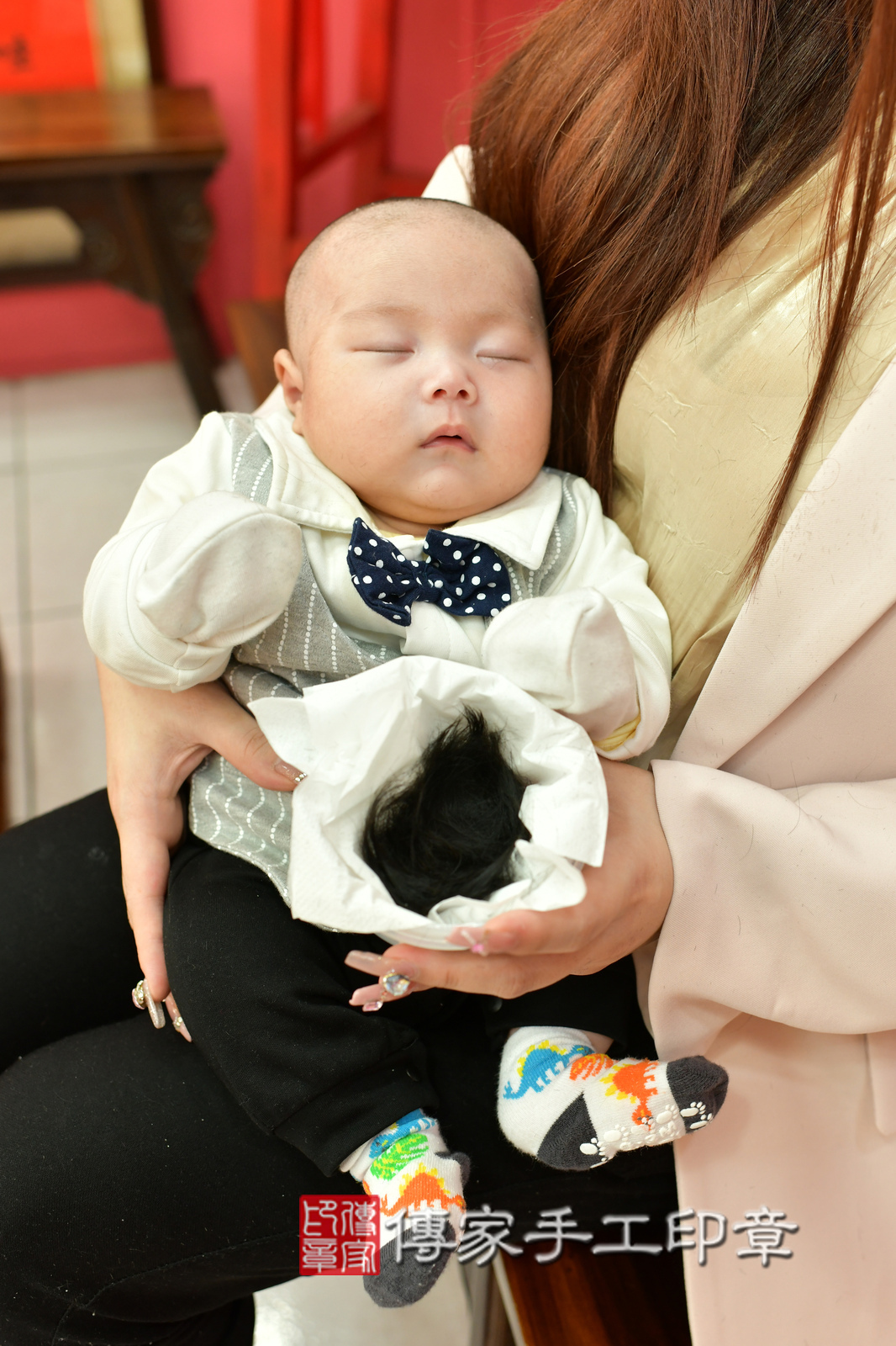 瑒瑒寶寶(台中市北區嬰兒寶寶滿月剃頭理髮、嬰兒剃胎毛儀式吉祥話)。中國風會場，爸媽寶貝穿「日中韓」古裝禮服。專業拍照、證書。★購買「臍帶章、肚臍章、胎毛筆刷印章」贈送：剃頭、收涎、抓周，三選一。2025.2.11，照片25