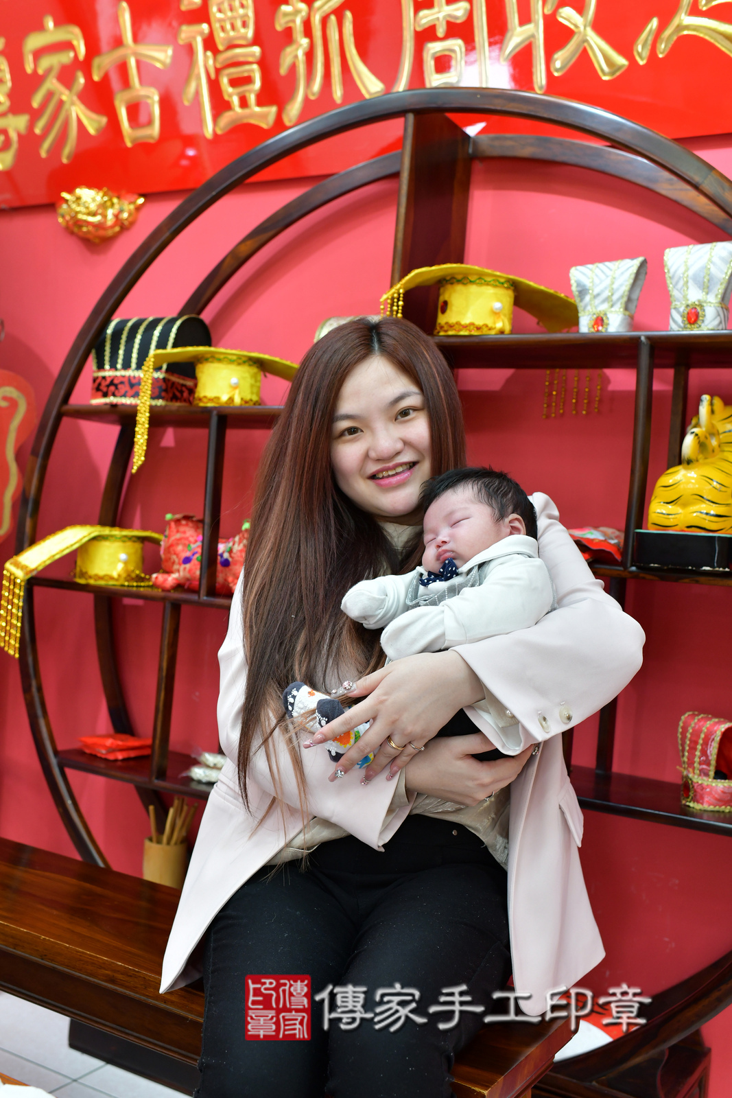 瑒瑒寶寶(台中市北區嬰兒寶寶滿月剃頭理髮、嬰兒剃胎毛儀式吉祥話)。中國風會場，爸媽寶貝穿「日中韓」古裝禮服。專業拍照、證書。★購買「臍帶章、肚臍章、胎毛筆刷印章」贈送：剃頭、收涎、抓周，三選一。2025.2.11，照片24