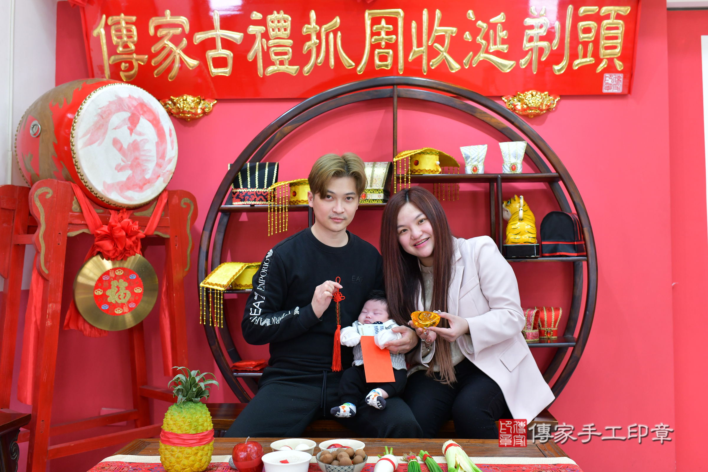 瑒瑒寶寶(台中市北區嬰兒寶寶滿月剃頭理髮、嬰兒剃胎毛儀式吉祥話)。中國風會場，爸媽寶貝穿「日中韓」古裝禮服。專業拍照、證書。★購買「臍帶章、肚臍章、胎毛筆刷印章」贈送：剃頭、收涎、抓周，三選一。2025.2.11，照片22