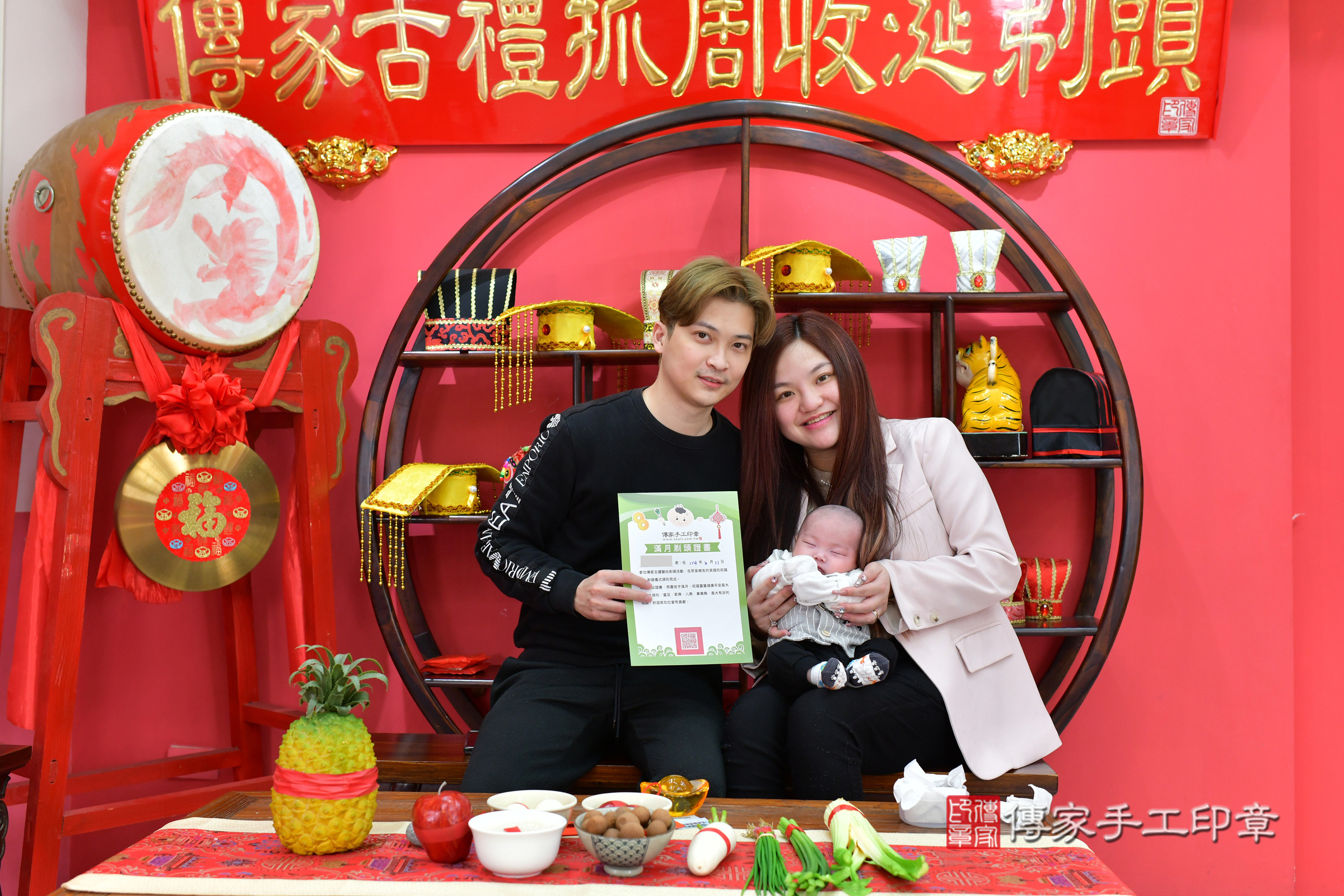 瑒瑒寶寶(台中市北區嬰兒寶寶滿月剃頭理髮、嬰兒剃胎毛儀式吉祥話)。中國風會場，爸媽寶貝穿「日中韓」古裝禮服。專業拍照、證書。★購買「臍帶章、肚臍章、胎毛筆刷印章」贈送：剃頭、收涎、抓周，三選一。2025.2.11，照片30