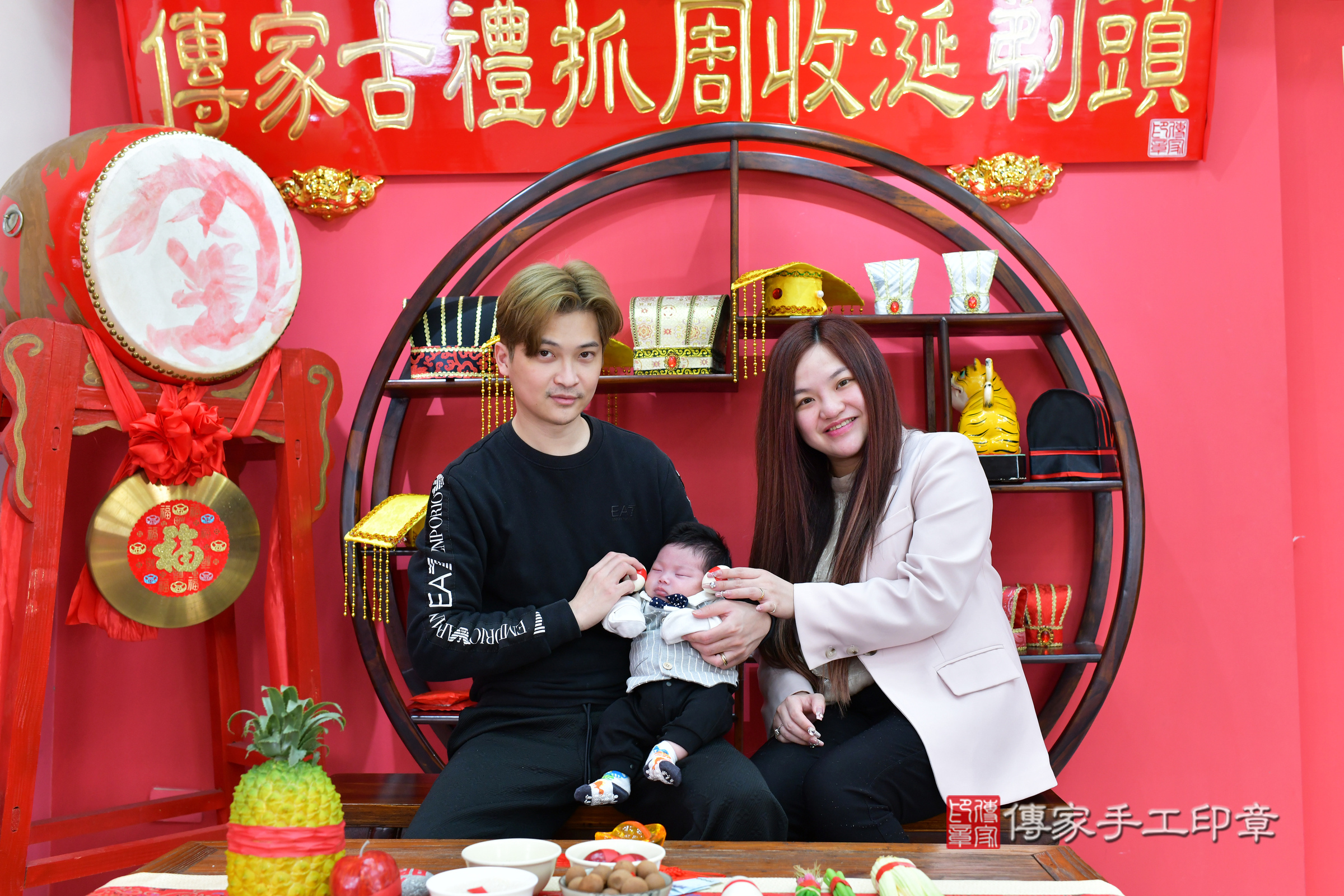 瑒瑒寶寶(台中市北區嬰兒寶寶滿月剃頭理髮、嬰兒剃胎毛儀式吉祥話)。中國風會場，爸媽寶貝穿「日中韓」古裝禮服。專業拍照、證書。★購買「臍帶章、肚臍章、胎毛筆刷印章」贈送：剃頭、收涎、抓周，三選一。2025.2.11，照片12
