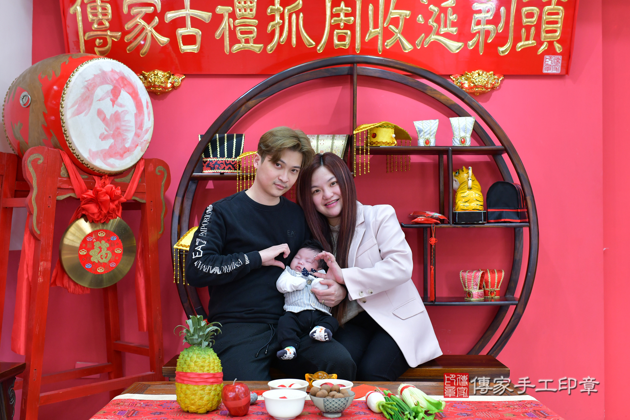 瑒瑒寶寶(台中市北區嬰兒寶寶滿月剃頭理髮、嬰兒剃胎毛儀式吉祥話)。中國風會場，爸媽寶貝穿「日中韓」古裝禮服。專業拍照、證書。★購買「臍帶章、肚臍章、胎毛筆刷印章」贈送：剃頭、收涎、抓周，三選一。2025.2.11，照片4