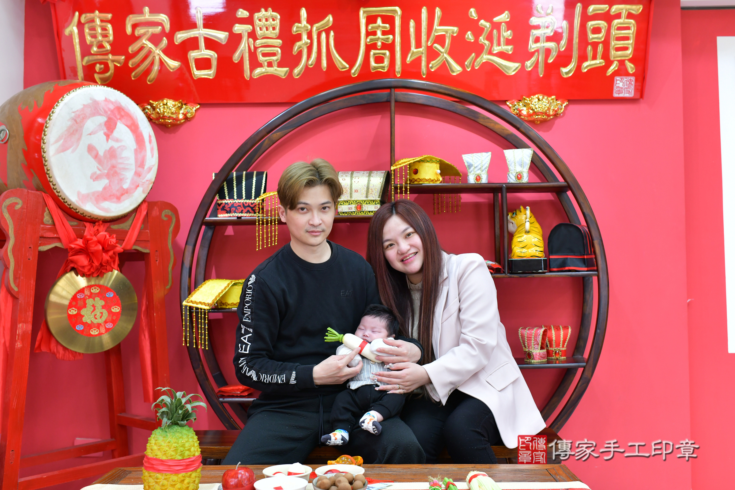 瑒瑒寶寶(台中市北區嬰兒寶寶滿月剃頭理髮、嬰兒剃胎毛儀式吉祥話)。中國風會場，爸媽寶貝穿「日中韓」古裝禮服。專業拍照、證書。★購買「臍帶章、肚臍章、胎毛筆刷印章」贈送：剃頭、收涎、抓周，三選一。2025.2.11，照片18