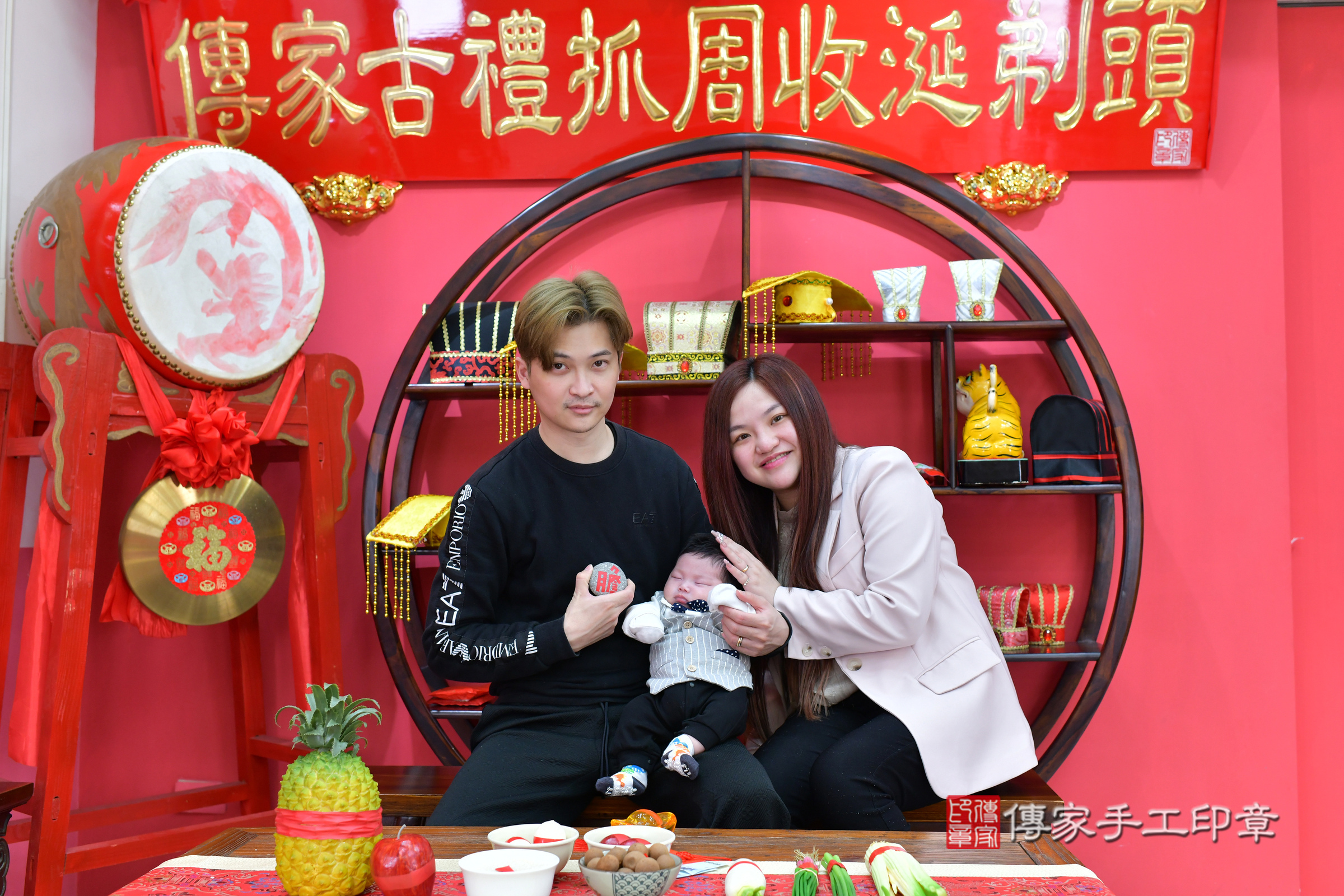 瑒瑒寶寶(台中市北區嬰兒寶寶滿月剃頭理髮、嬰兒剃胎毛儀式吉祥話)。中國風會場，爸媽寶貝穿「日中韓」古裝禮服。專業拍照、證書。★購買「臍帶章、肚臍章、胎毛筆刷印章」贈送：剃頭、收涎、抓周，三選一。2025.2.11，照片13