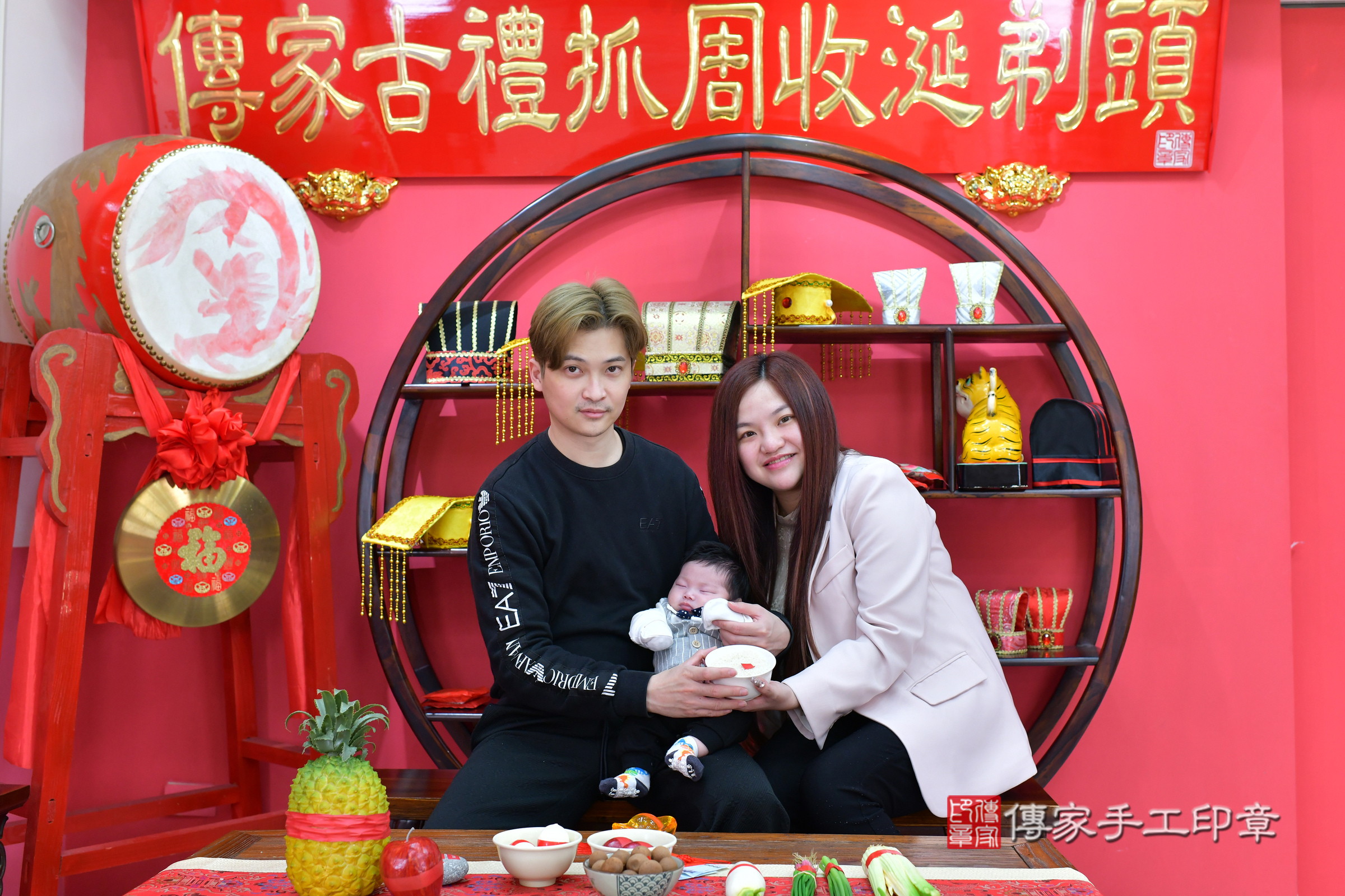 瑒瑒寶寶(台中市北區嬰兒寶寶滿月剃頭理髮、嬰兒剃胎毛儀式吉祥話)。中國風會場，爸媽寶貝穿「日中韓」古裝禮服。專業拍照、證書。★購買「臍帶章、肚臍章、胎毛筆刷印章」贈送：剃頭、收涎、抓周，三選一。2025.2.11，照片14
