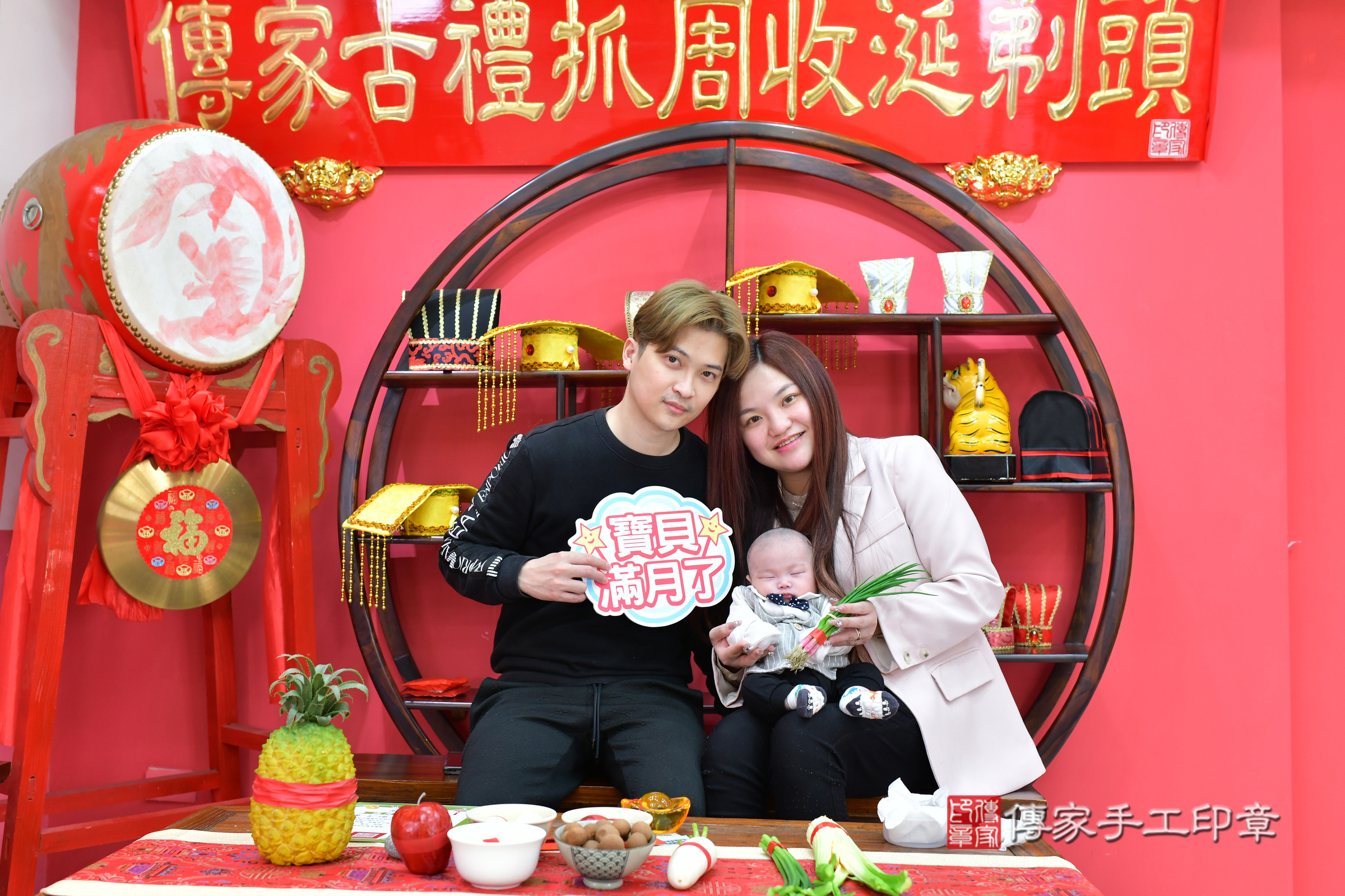 瑒瑒寶寶(台中市北區嬰兒寶寶滿月剃頭理髮、嬰兒剃胎毛儀式吉祥話)。中國風會場，爸媽寶貝穿「日中韓」古裝禮服。專業拍照、證書。★購買「臍帶章、肚臍章、胎毛筆刷印章」贈送：剃頭、收涎、抓周，三選一。2025.2.11，照片28