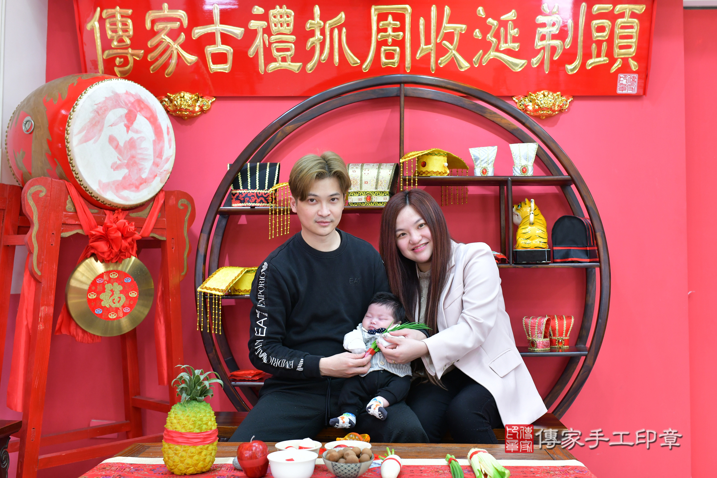 瑒瑒寶寶(台中市北區嬰兒寶寶滿月剃頭理髮、嬰兒剃胎毛儀式吉祥話)。中國風會場，爸媽寶貝穿「日中韓」古裝禮服。專業拍照、證書。★購買「臍帶章、肚臍章、胎毛筆刷印章」贈送：剃頭、收涎、抓周，三選一。2025.2.11，照片19