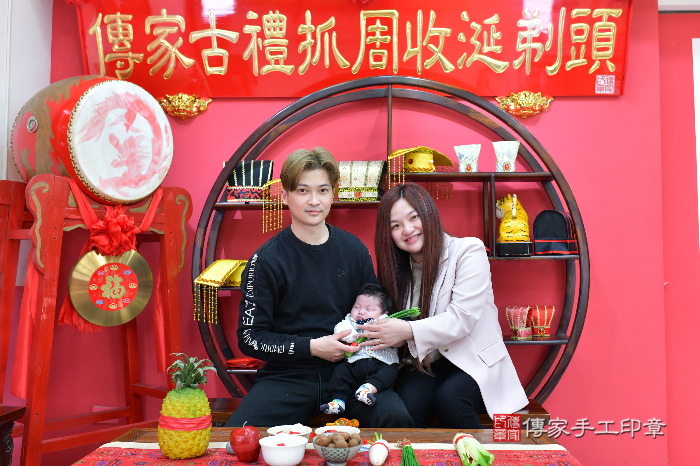 瑒瑒寶寶(台中市北區嬰兒寶寶滿月剃頭理髮、嬰兒剃胎毛儀式吉祥話)。中國風會場，爸媽寶貝穿「日中韓」古裝禮服。專業拍照、證書。★購買「臍帶章、肚臍章、胎毛筆刷印章」贈送：剃頭、收涎、抓周，三選一。2025.2.11，照片20