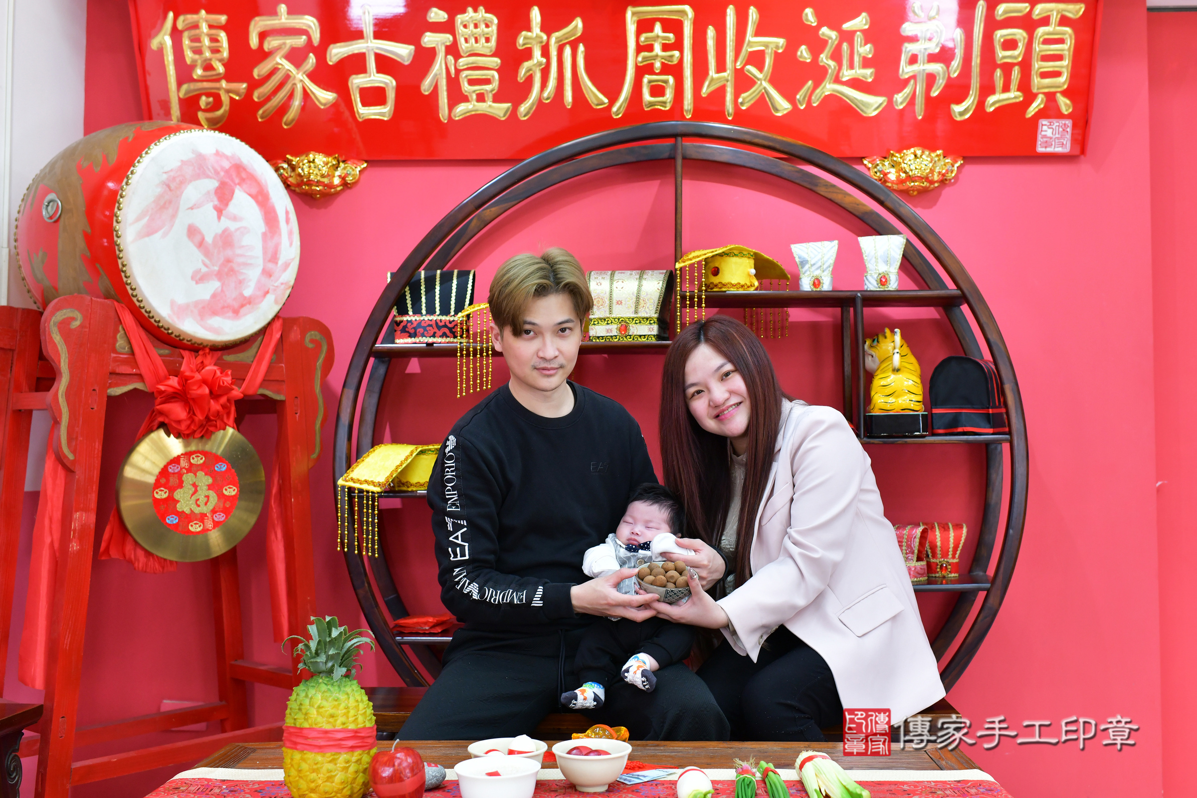 瑒瑒寶寶(台中市北區嬰兒寶寶滿月剃頭理髮、嬰兒剃胎毛儀式吉祥話)。中國風會場，爸媽寶貝穿「日中韓」古裝禮服。專業拍照、證書。★購買「臍帶章、肚臍章、胎毛筆刷印章」贈送：剃頭、收涎、抓周，三選一。2025.2.11，照片15