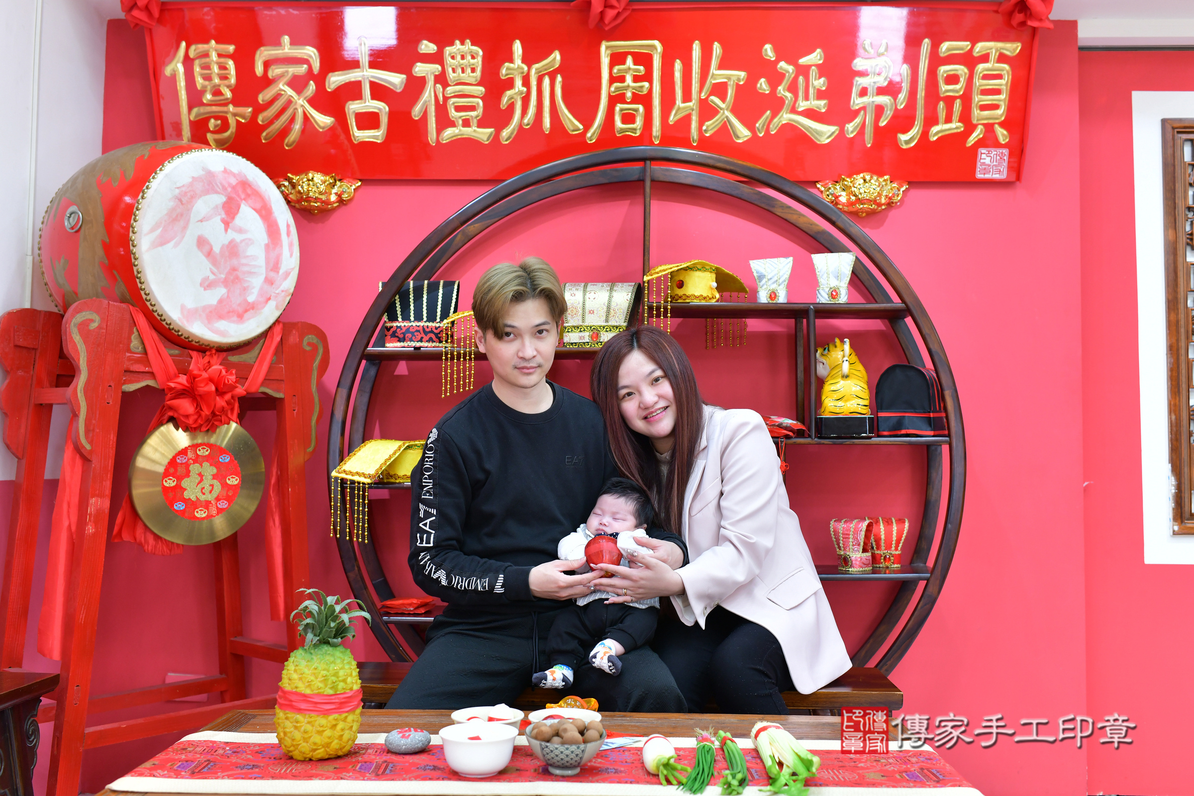 瑒瑒寶寶(台中市北區嬰兒寶寶滿月剃頭理髮、嬰兒剃胎毛儀式吉祥話)。中國風會場，爸媽寶貝穿「日中韓」古裝禮服。專業拍照、證書。★購買「臍帶章、肚臍章、胎毛筆刷印章」贈送：剃頭、收涎、抓周，三選一。2025.2.11，照片17