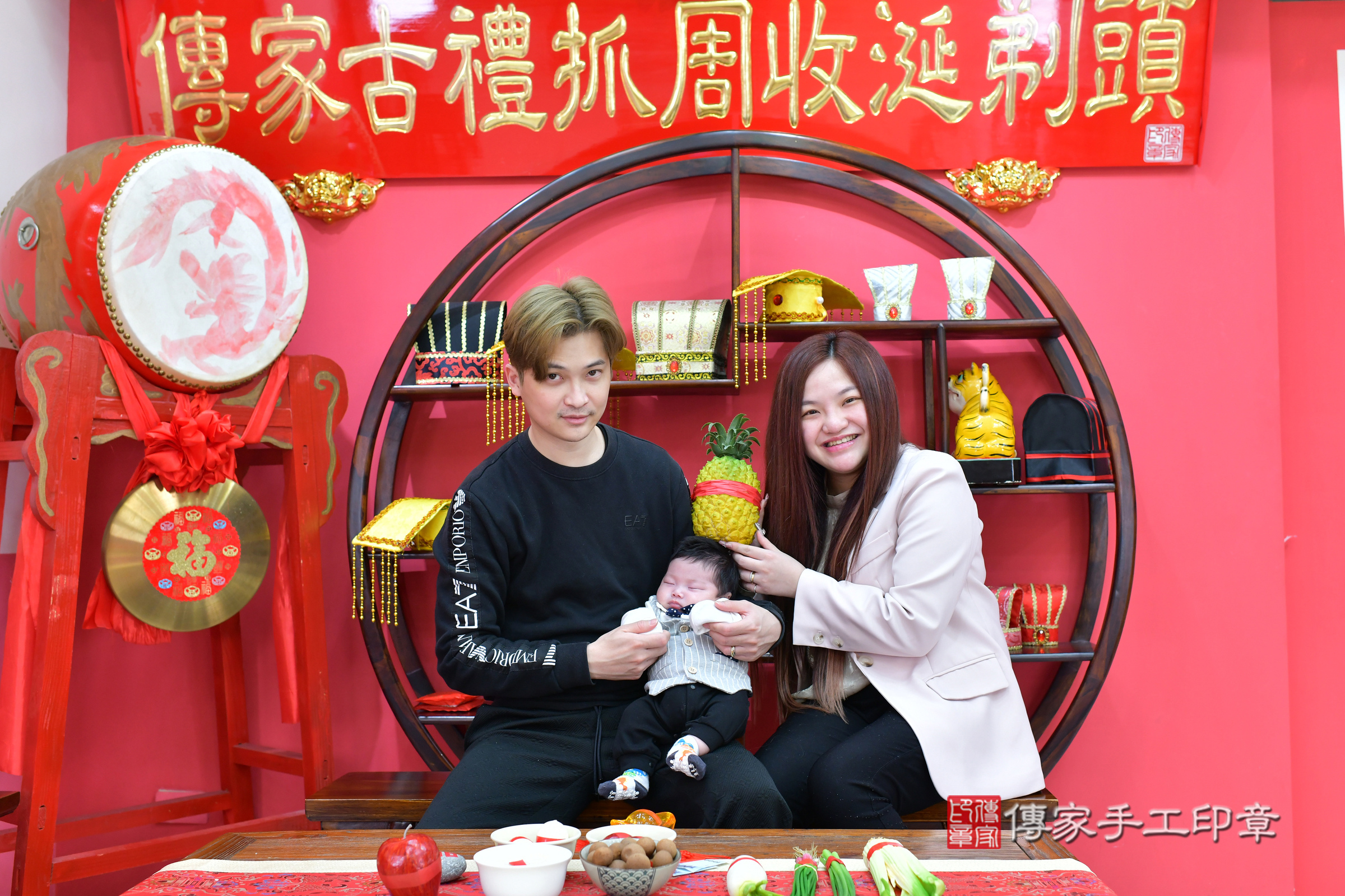 瑒瑒寶寶(台中市北區嬰兒寶寶滿月剃頭理髮、嬰兒剃胎毛儀式吉祥話)。中國風會場，爸媽寶貝穿「日中韓」古裝禮服。專業拍照、證書。★購買「臍帶章、肚臍章、胎毛筆刷印章」贈送：剃頭、收涎、抓周，三選一。2025.2.11，照片16
