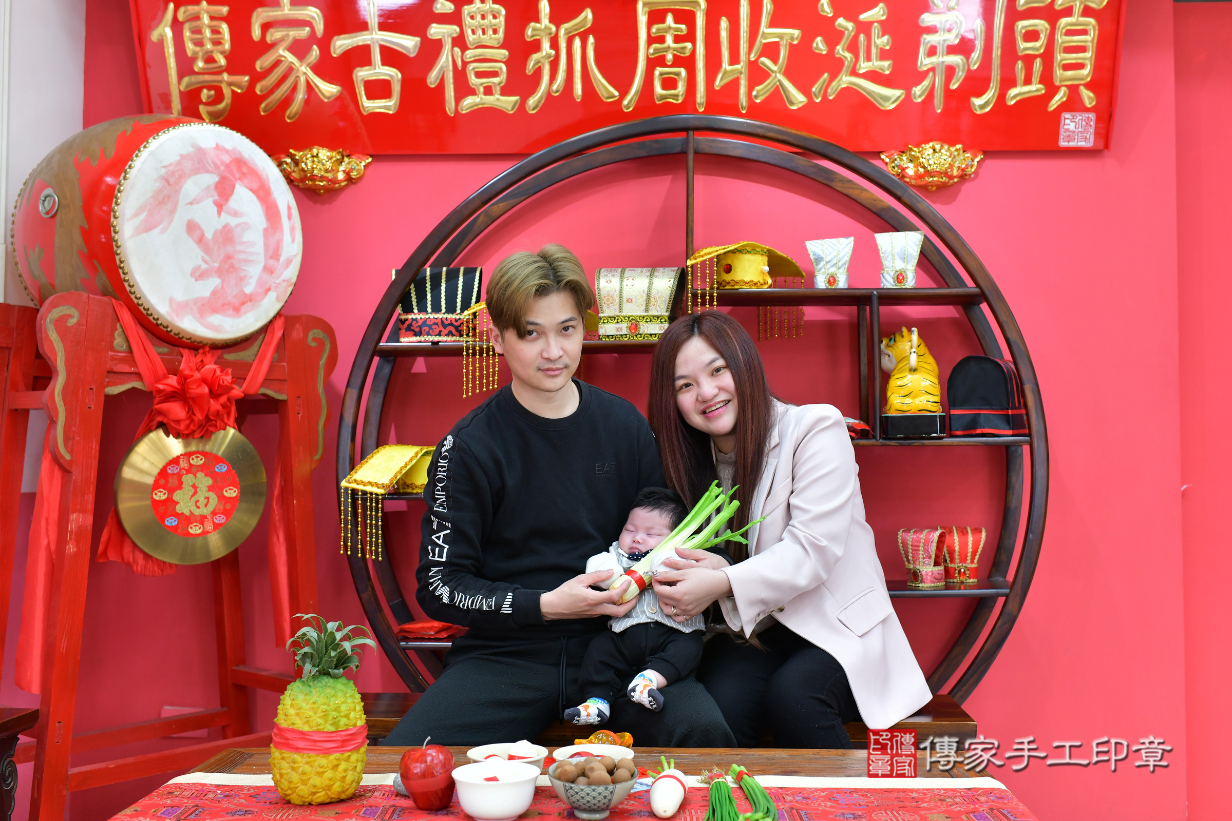瑒瑒寶寶(台中市北區嬰兒寶寶滿月剃頭理髮、嬰兒剃胎毛儀式吉祥話)。中國風會場，爸媽寶貝穿「日中韓」古裝禮服。專業拍照、證書。★購買「臍帶章、肚臍章、胎毛筆刷印章」贈送：剃頭、收涎、抓周，三選一。2025.2.11，照片21