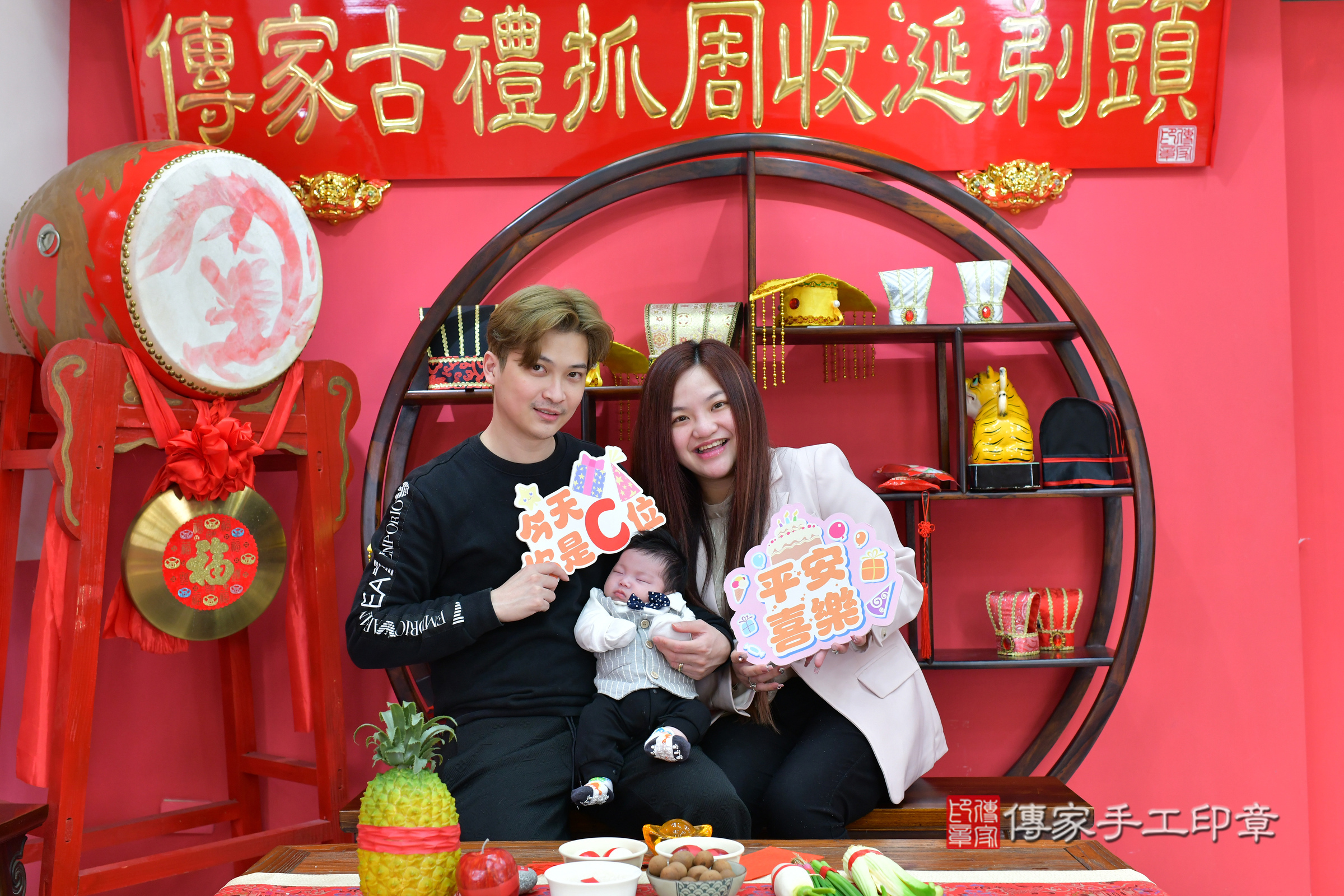 瑒瑒寶寶(台中市北區嬰兒寶寶滿月剃頭理髮、嬰兒剃胎毛儀式吉祥話)。中國風會場，爸媽寶貝穿「日中韓」古裝禮服。專業拍照、證書。★購買「臍帶章、肚臍章、胎毛筆刷印章」贈送：剃頭、收涎、抓周，三選一。2025.2.11，照片2