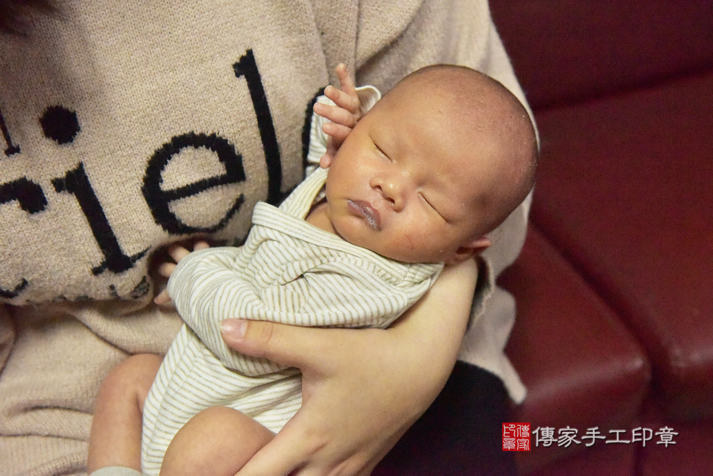 宸宸寶寶(台中市龍井區到府嬰兒宸宸寶寶滿月剃頭理髮、到府嬰兒剃胎毛儀式吉祥話)。到府剃頭剃胎毛主持、專業拍照、證書。★購買「臍帶章、肚臍章、胎毛筆刷印章」贈送：剃頭、收涎、抓周，三選一。2025.2.12，照片11