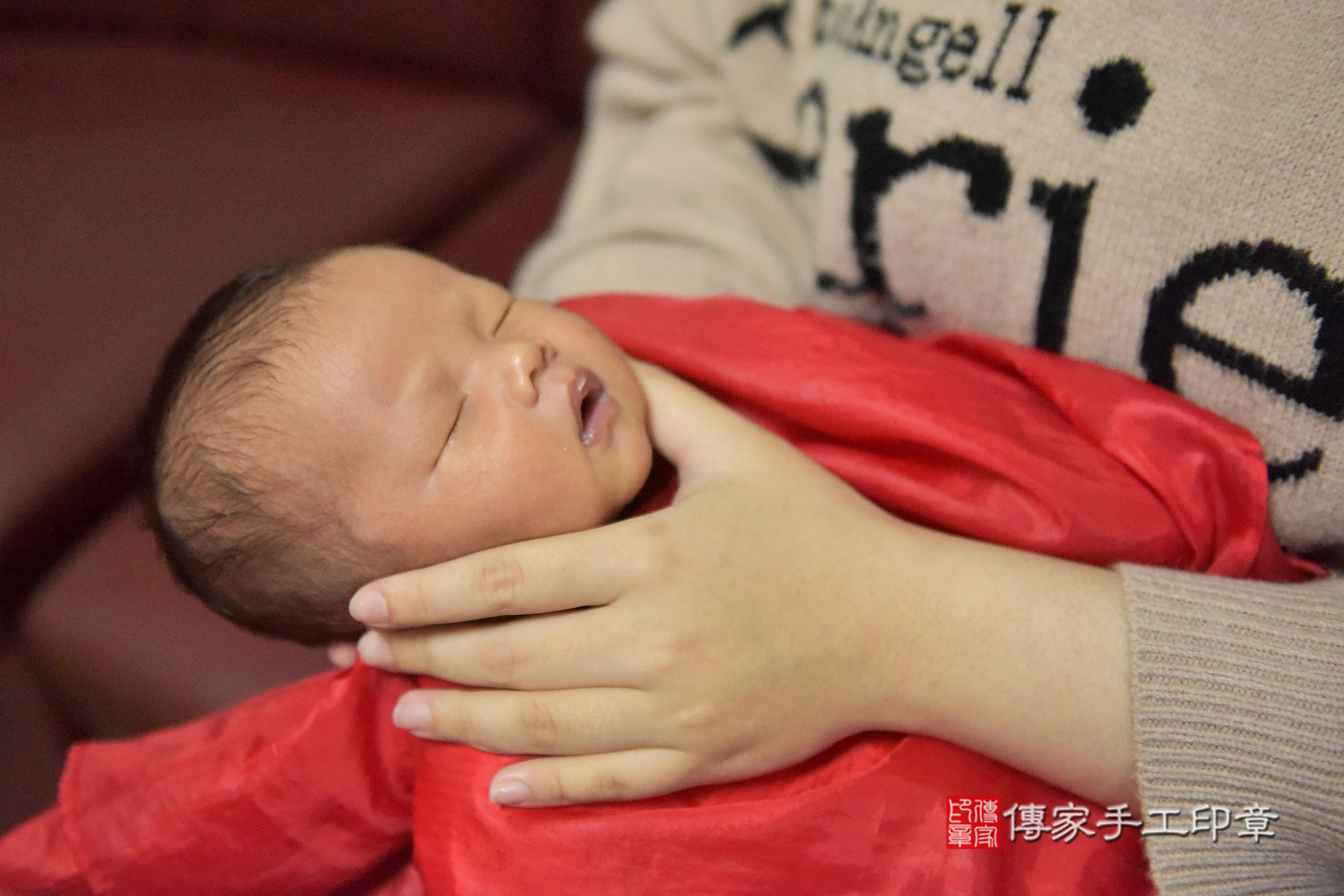 宸宸寶寶(台中市龍井區到府嬰兒宸宸寶寶滿月剃頭理髮、到府嬰兒剃胎毛儀式吉祥話)。到府剃頭剃胎毛主持、專業拍照、證書。★購買「臍帶章、肚臍章、胎毛筆刷印章」贈送：剃頭、收涎、抓周，三選一。2025.2.12，照片10