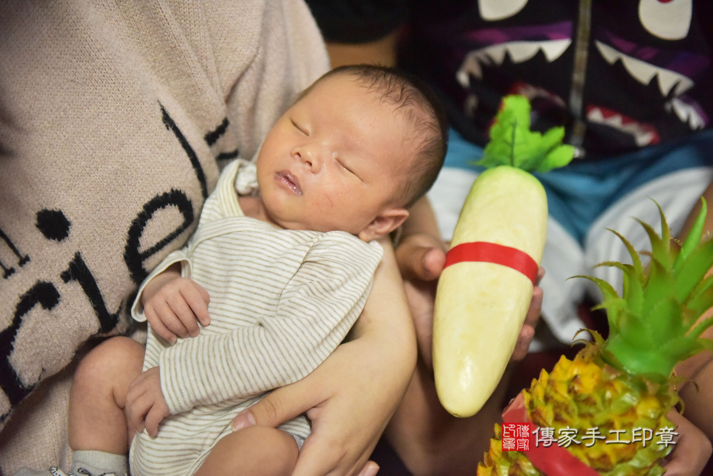 宸宸寶寶(台中市龍井區到府嬰兒宸宸寶寶滿月剃頭理髮、到府嬰兒剃胎毛儀式吉祥話)。到府剃頭剃胎毛主持、專業拍照、證書。★購買「臍帶章、肚臍章、胎毛筆刷印章」贈送：剃頭、收涎、抓周，三選一。2025.2.12，照片7