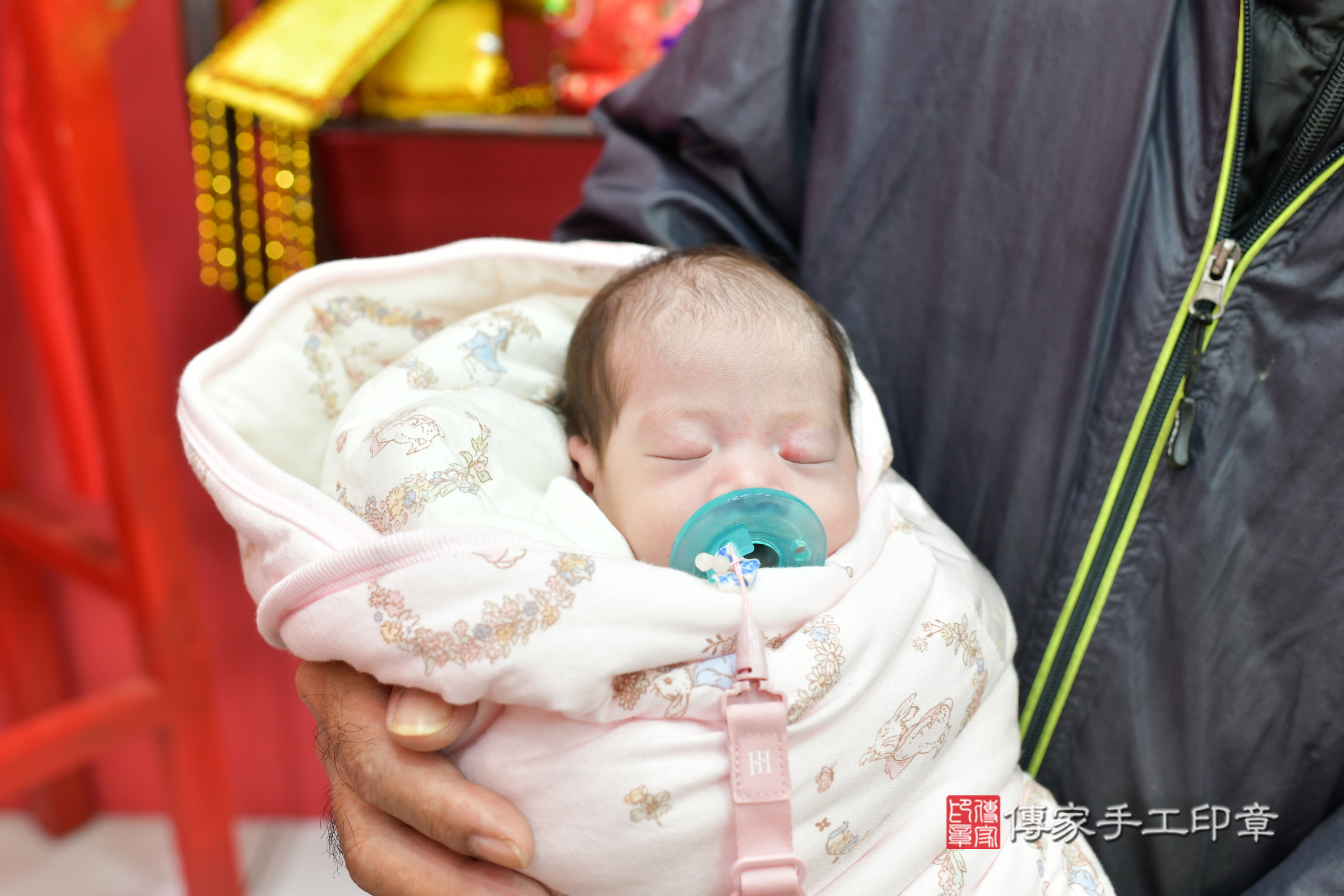 溦溦寶寶(台中市北區嬰兒寶寶滿月剃頭理髮、嬰兒剃胎毛儀式吉祥話)。中國風會場，爸媽寶貝穿「日中韓」古裝禮服。專業拍照、證書。★購買「臍帶章、肚臍章、胎毛筆刷印章」贈送：剃頭、收涎、抓周，三選一。2025.2.13，照片22