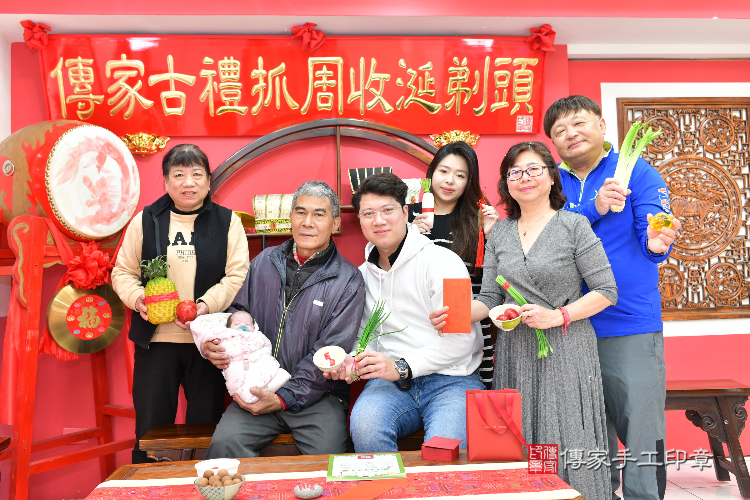 溦溦寶寶(台中市北區嬰兒寶寶滿月剃頭理髮、嬰兒剃胎毛儀式吉祥話)。中國風會場，爸媽寶貝穿「日中韓」古裝禮服。專業拍照、證書。★購買「臍帶章、肚臍章、胎毛筆刷印章」贈送：剃頭、收涎、抓周，三選一。2025.2.13，照片21
