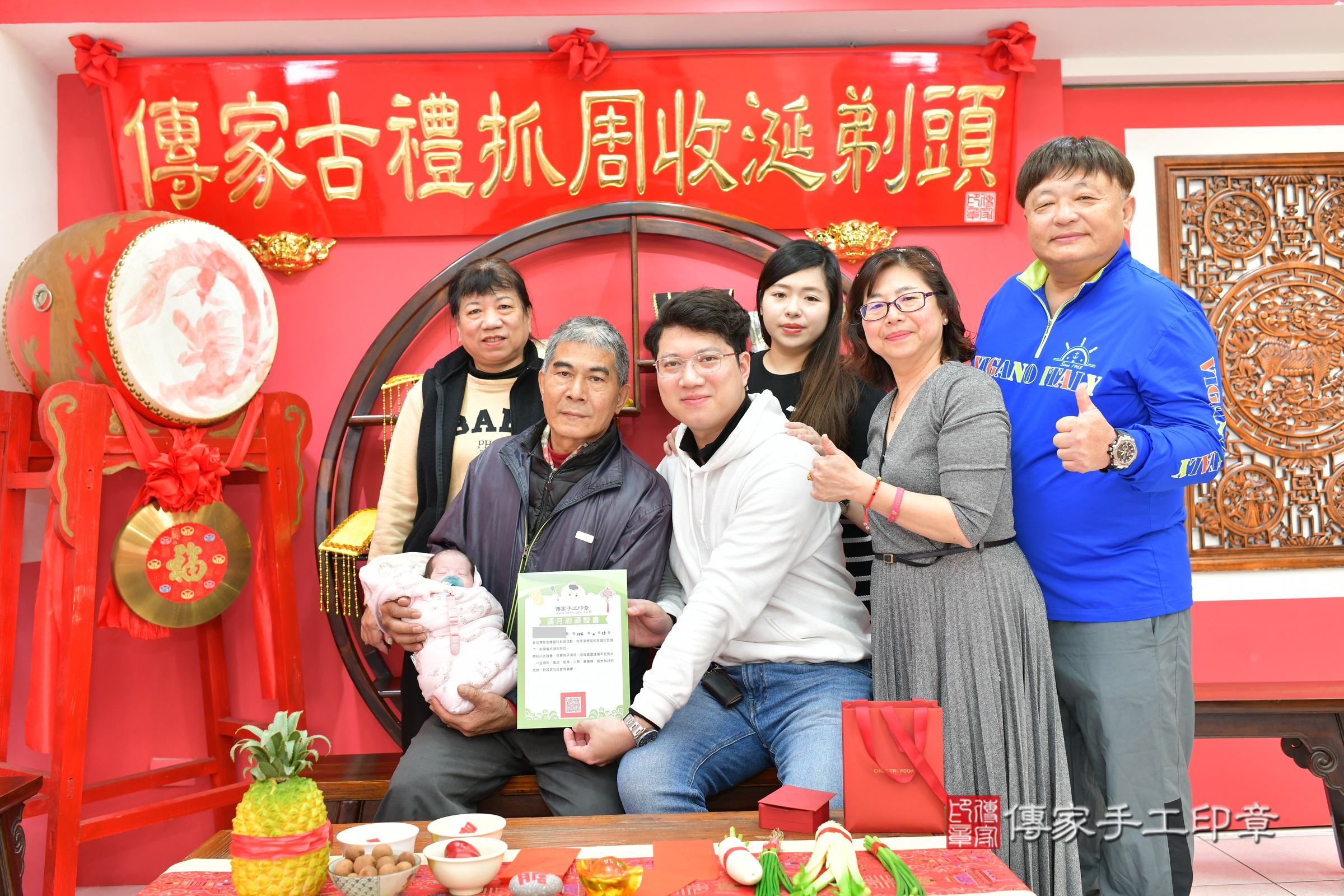 溦溦寶寶(台中市北區嬰兒寶寶滿月剃頭理髮、嬰兒剃胎毛儀式吉祥話)。中國風會場，爸媽寶貝穿「日中韓」古裝禮服。專業拍照、證書。★購買「臍帶章、肚臍章、胎毛筆刷印章」贈送：剃頭、收涎、抓周，三選一。2025.2.13，照片24