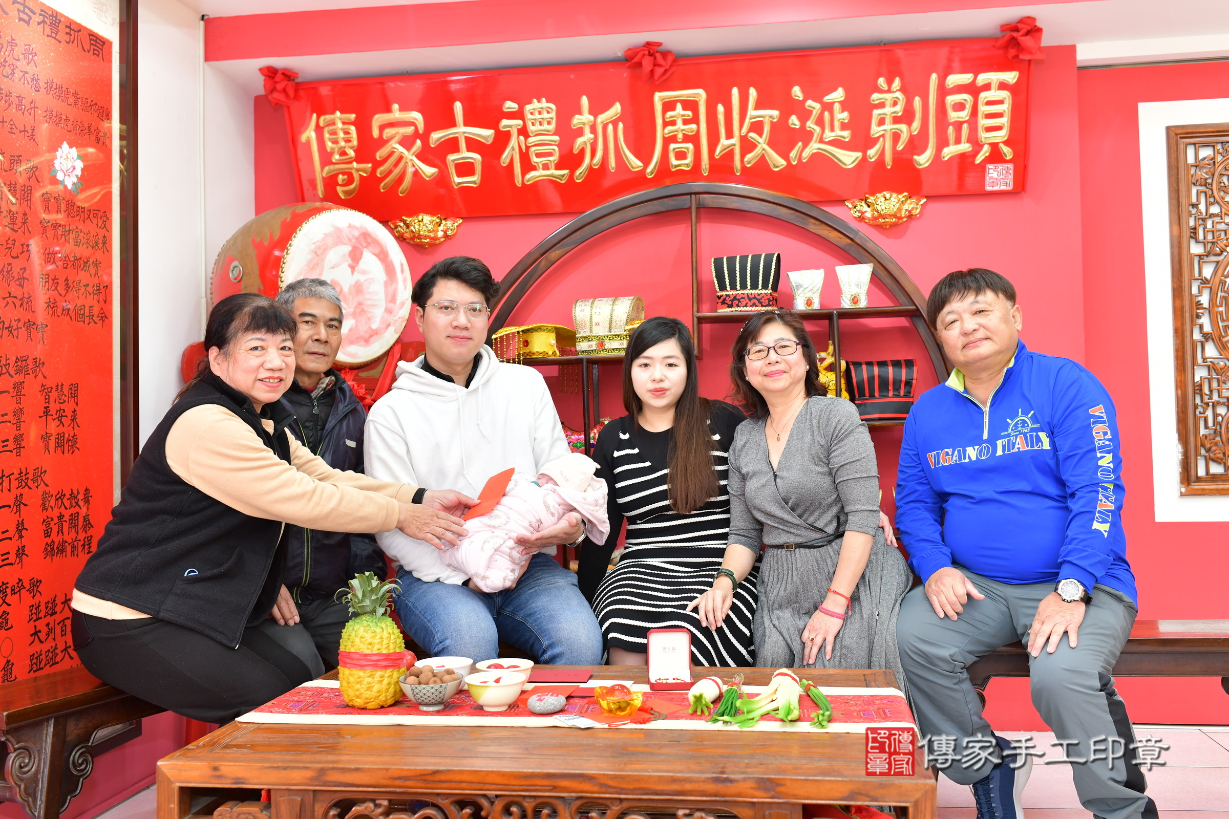 溦溦寶寶(台中市北區嬰兒寶寶滿月剃頭理髮、嬰兒剃胎毛儀式吉祥話)。中國風會場，爸媽寶貝穿「日中韓」古裝禮服。專業拍照、證書。★購買「臍帶章、肚臍章、胎毛筆刷印章」贈送：剃頭、收涎、抓周，三選一。2025.2.13，照片11