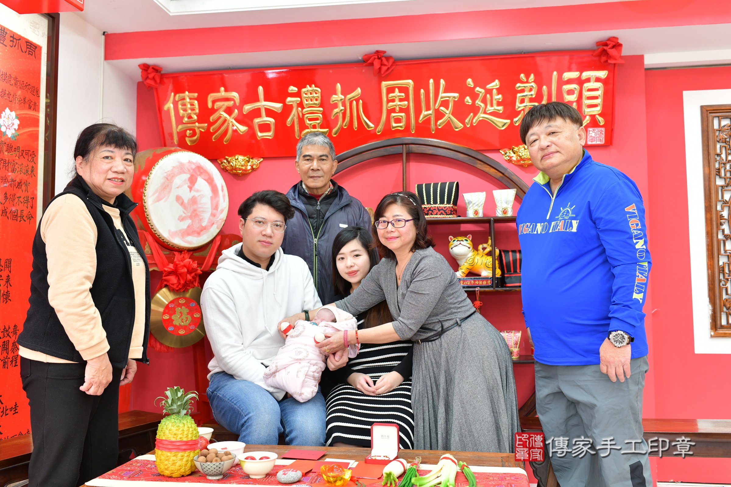 溦溦寶寶(台中市北區嬰兒寶寶滿月剃頭理髮、嬰兒剃胎毛儀式吉祥話)。中國風會場，爸媽寶貝穿「日中韓」古裝禮服。專業拍照、證書。★購買「臍帶章、肚臍章、胎毛筆刷印章」贈送：剃頭、收涎、抓周，三選一。2025.2.13，照片13