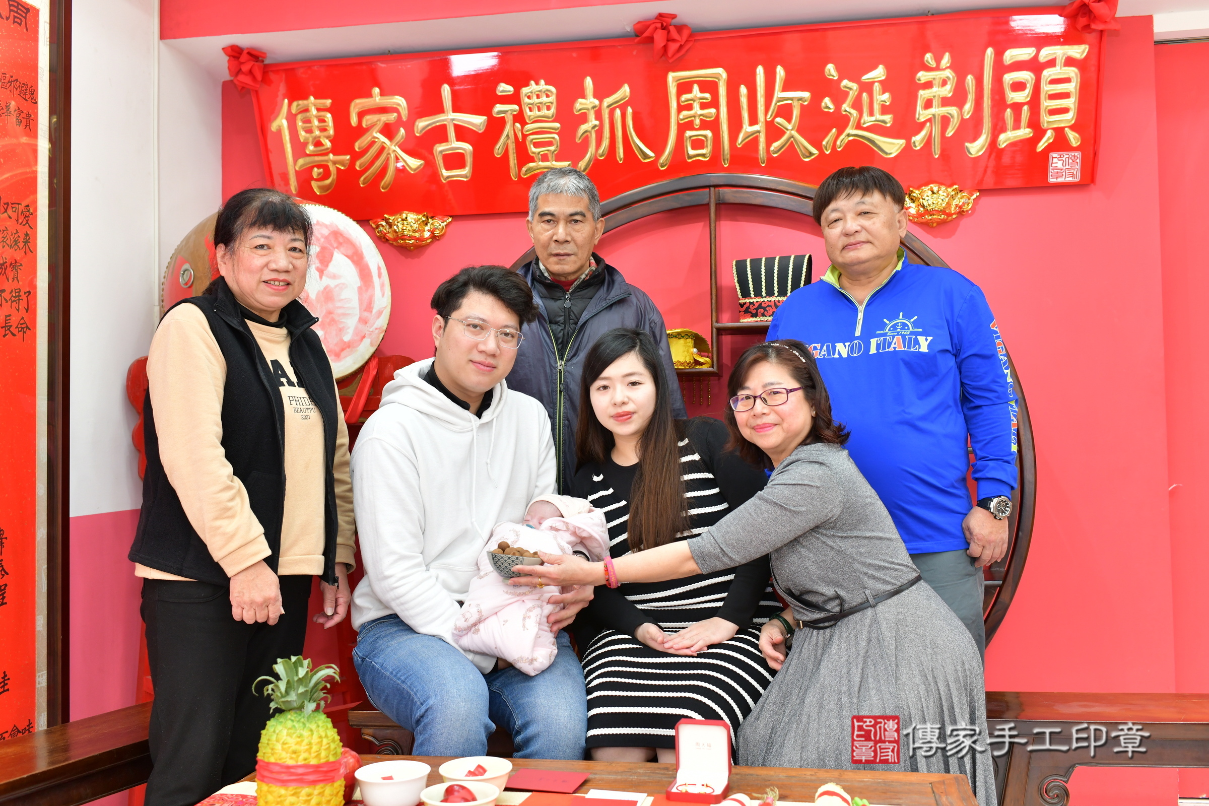 溦溦寶寶(台中市北區嬰兒寶寶滿月剃頭理髮、嬰兒剃胎毛儀式吉祥話)。中國風會場，爸媽寶貝穿「日中韓」古裝禮服。專業拍照、證書。★購買「臍帶章、肚臍章、胎毛筆刷印章」贈送：剃頭、收涎、抓周，三選一。2025.2.13，照片15