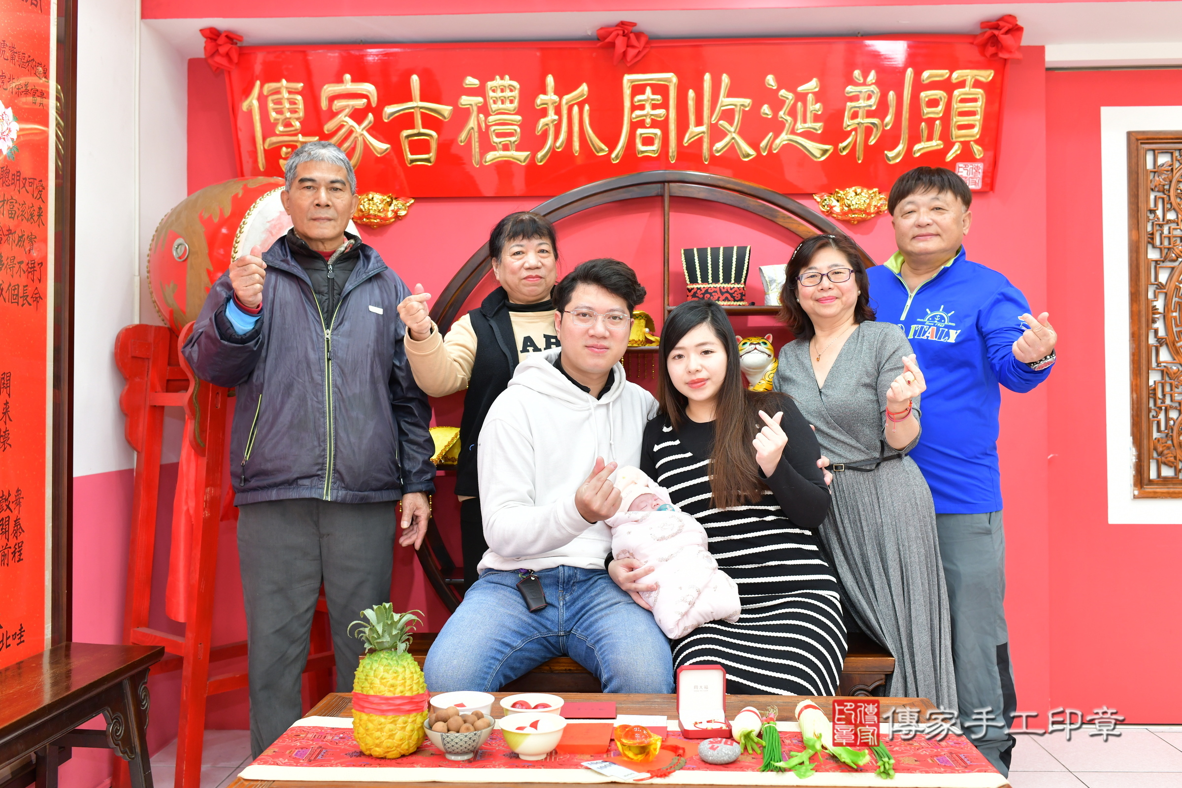 溦溦寶寶(台中市北區嬰兒寶寶滿月剃頭理髮、嬰兒剃胎毛儀式吉祥話)。中國風會場，爸媽寶貝穿「日中韓」古裝禮服。專業拍照、證書。★購買「臍帶章、肚臍章、胎毛筆刷印章」贈送：剃頭、收涎、抓周，三選一。2025.2.13，照片3
