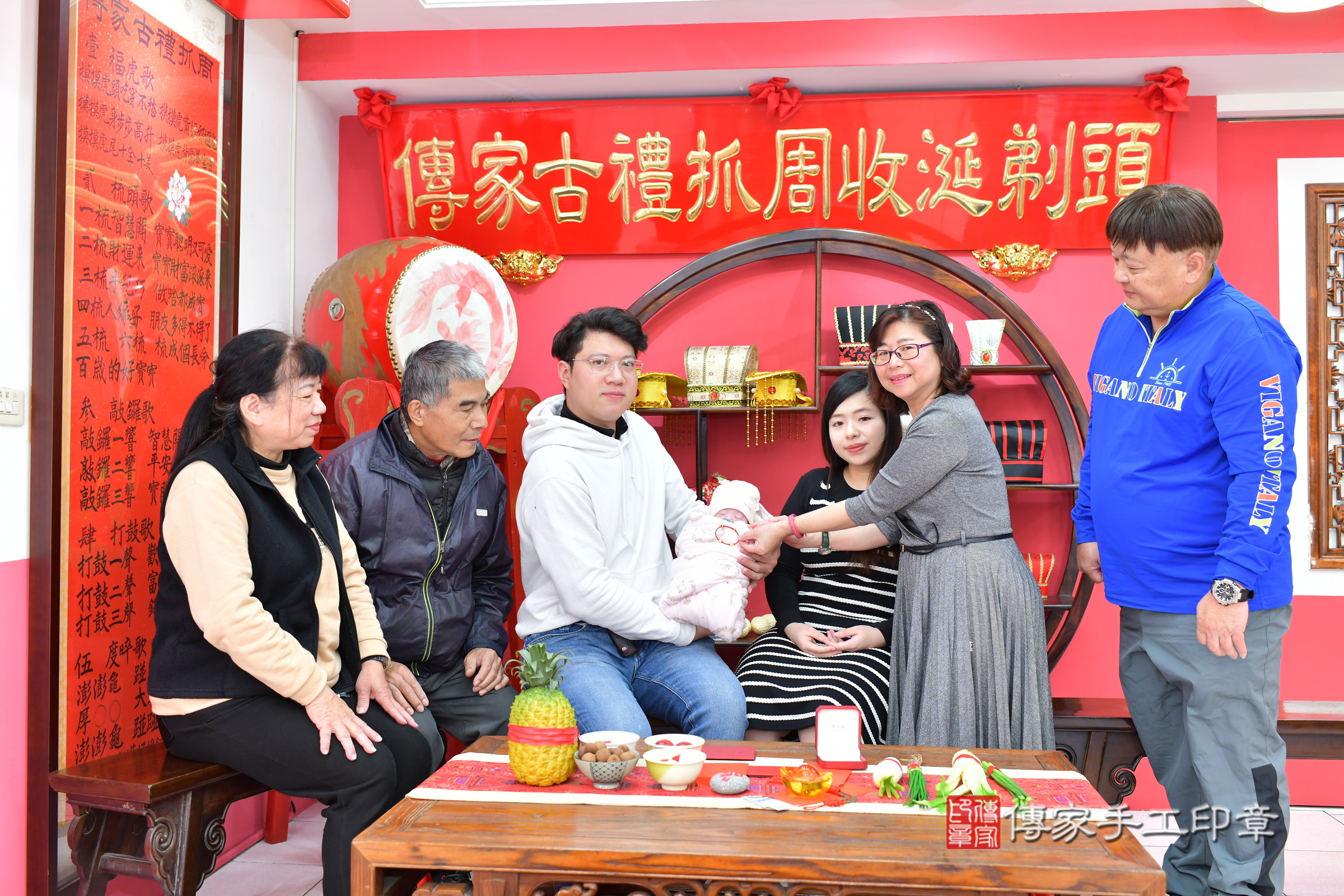 溦溦寶寶(台中市北區嬰兒寶寶滿月剃頭理髮、嬰兒剃胎毛儀式吉祥話)。中國風會場，爸媽寶貝穿「日中韓」古裝禮服。專業拍照、證書。★購買「臍帶章、肚臍章、胎毛筆刷印章」贈送：剃頭、收涎、抓周，三選一。2025.2.13，照片10