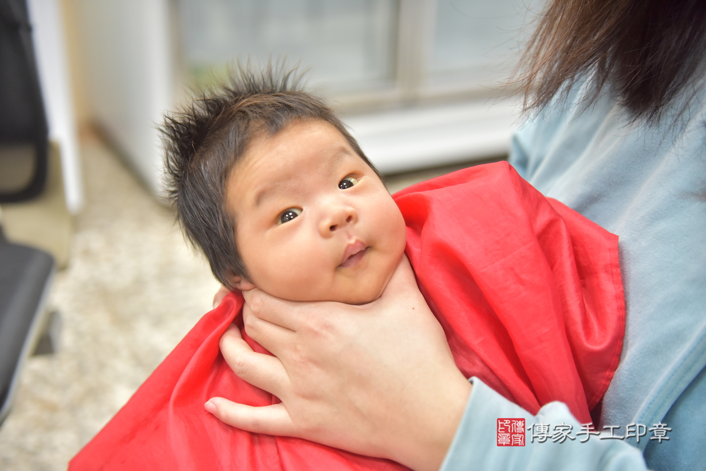 焱焱寶寶(彰化縣福興鄉到府嬰兒焱焱寶寶滿月剃頭理髮、到府嬰兒剃胎毛儀式吉祥話)。到府剃頭剃胎毛主持、專業拍照、證書。★購買「臍帶章、肚臍章、胎毛筆刷印章」贈送：剃頭、收涎、抓周，三選一。2025.2.13，照片15