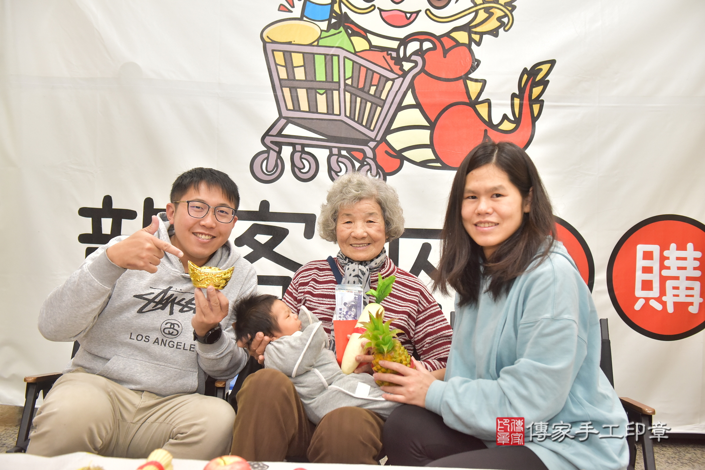 焱焱寶寶(彰化縣福興鄉到府嬰兒焱焱寶寶滿月剃頭理髮、到府嬰兒剃胎毛儀式吉祥話)。到府剃頭剃胎毛主持、專業拍照、證書。★購買「臍帶章、肚臍章、胎毛筆刷印章」贈送：剃頭、收涎、抓周，三選一。2025.2.13，照片10