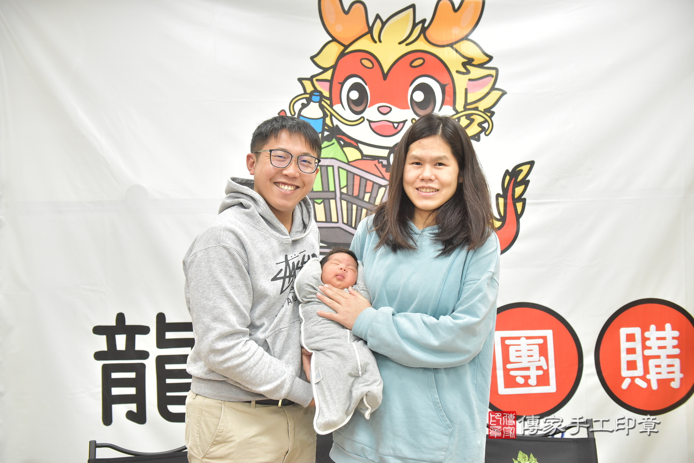 焱焱寶寶(彰化縣福興鄉到府嬰兒焱焱寶寶滿月剃頭理髮、到府嬰兒剃胎毛儀式吉祥話)。到府剃頭剃胎毛主持、專業拍照、證書。★購買「臍帶章、肚臍章、胎毛筆刷印章」贈送：剃頭、收涎、抓周，三選一。2025.2.13，照片6