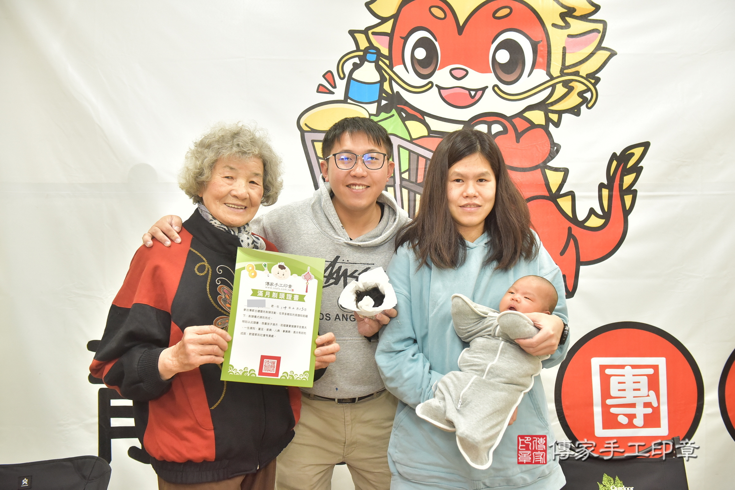 焱焱寶寶(彰化縣福興鄉到府嬰兒焱焱寶寶滿月剃頭理髮、到府嬰兒剃胎毛儀式吉祥話)。到府剃頭剃胎毛主持、專業拍照、證書。★購買「臍帶章、肚臍章、胎毛筆刷印章」贈送：剃頭、收涎、抓周，三選一。2025.2.13，照片17