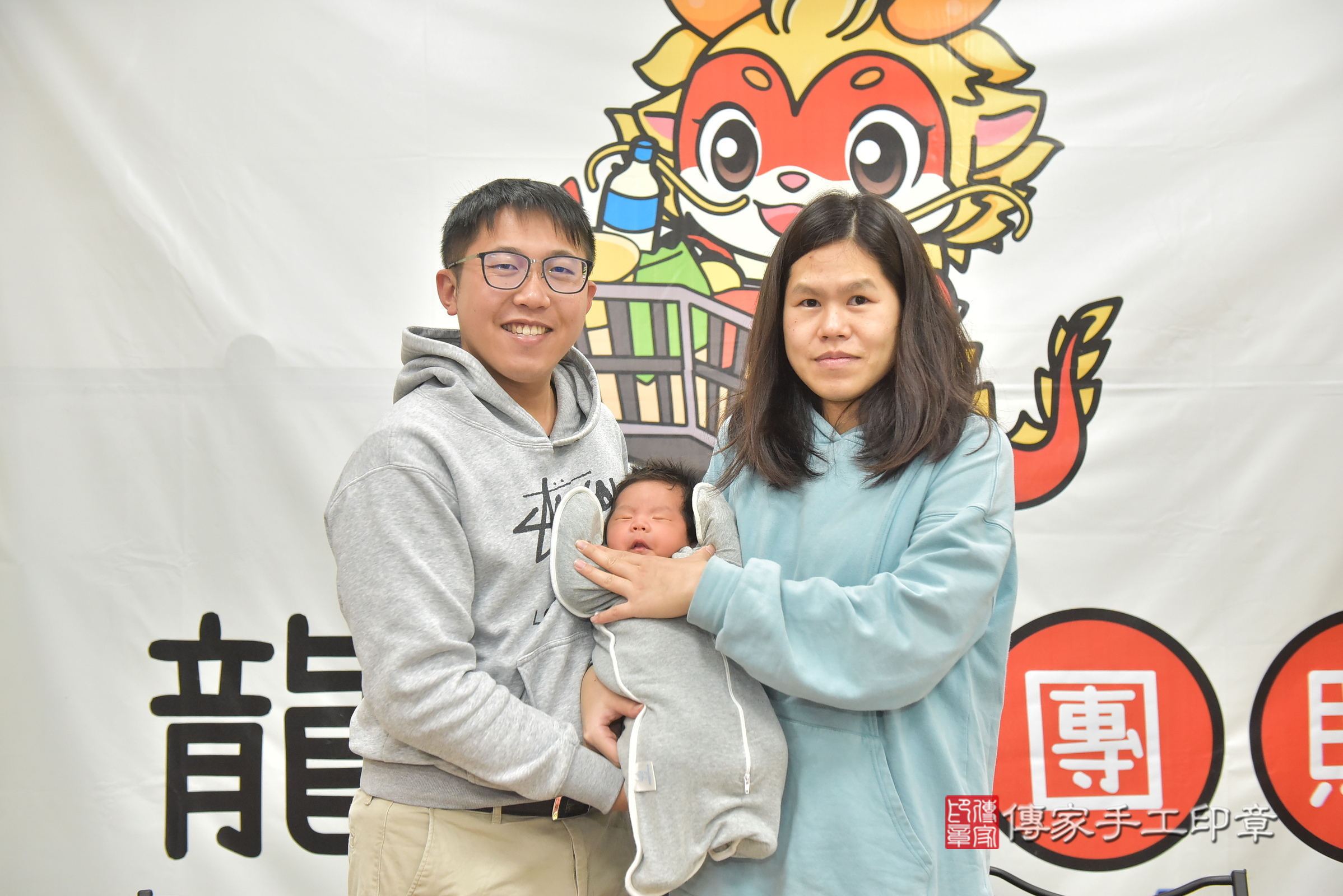 焱焱寶寶(彰化縣福興鄉到府嬰兒焱焱寶寶滿月剃頭理髮、到府嬰兒剃胎毛儀式吉祥話)。到府剃頭剃胎毛主持、專業拍照、證書。★購買「臍帶章、肚臍章、胎毛筆刷印章」贈送：剃頭、收涎、抓周，三選一。2025.2.13，照片5
