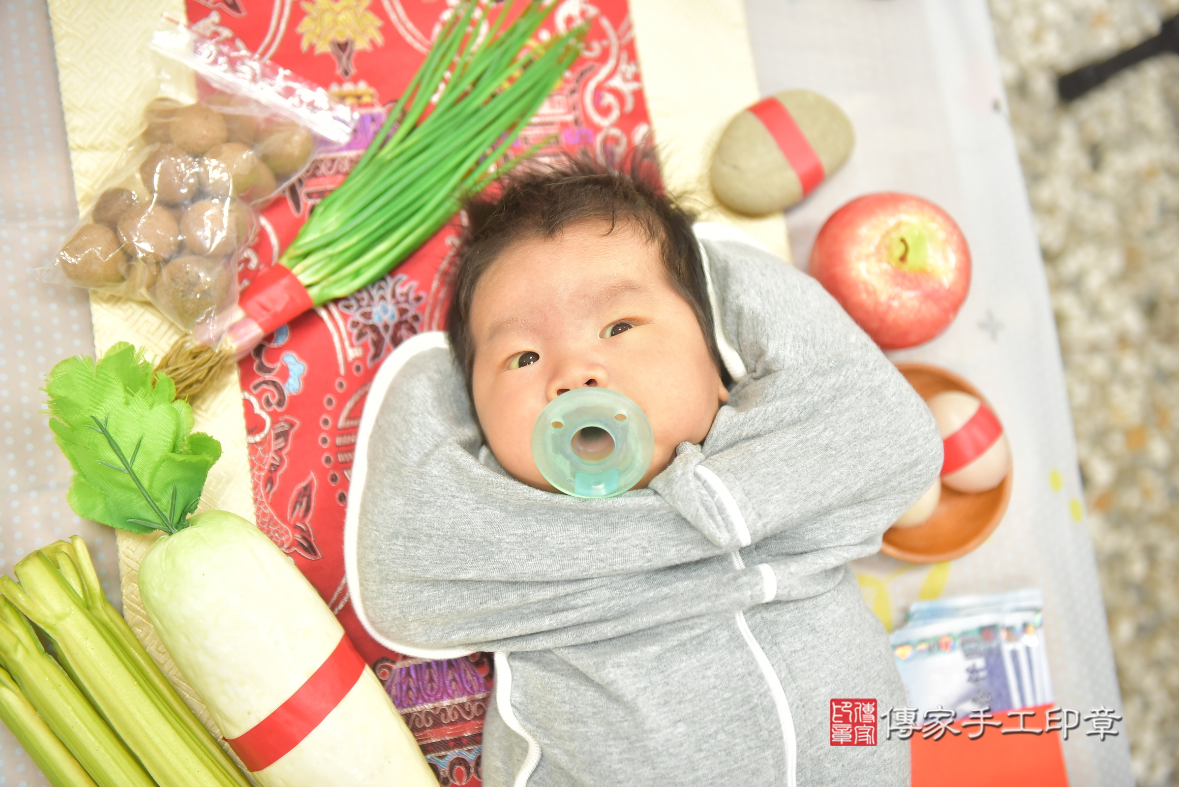 焱焱寶寶(彰化縣福興鄉到府嬰兒焱焱寶寶滿月剃頭理髮、到府嬰兒剃胎毛儀式吉祥話)。到府剃頭剃胎毛主持、專業拍照、證書。★購買「臍帶章、肚臍章、胎毛筆刷印章」贈送：剃頭、收涎、抓周，三選一。2025.2.13，照片12