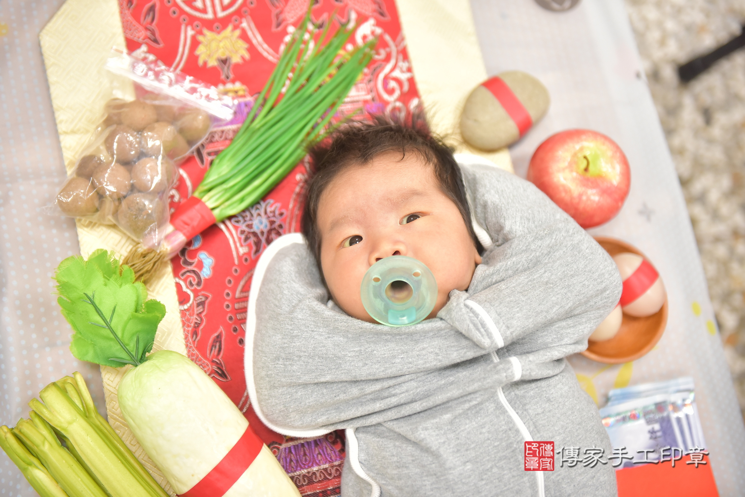 焱焱寶寶(彰化縣福興鄉到府嬰兒焱焱寶寶滿月剃頭理髮、到府嬰兒剃胎毛儀式吉祥話)。到府剃頭剃胎毛主持、專業拍照、證書。★購買「臍帶章、肚臍章、胎毛筆刷印章」贈送：剃頭、收涎、抓周，三選一。2025.2.13，照片13