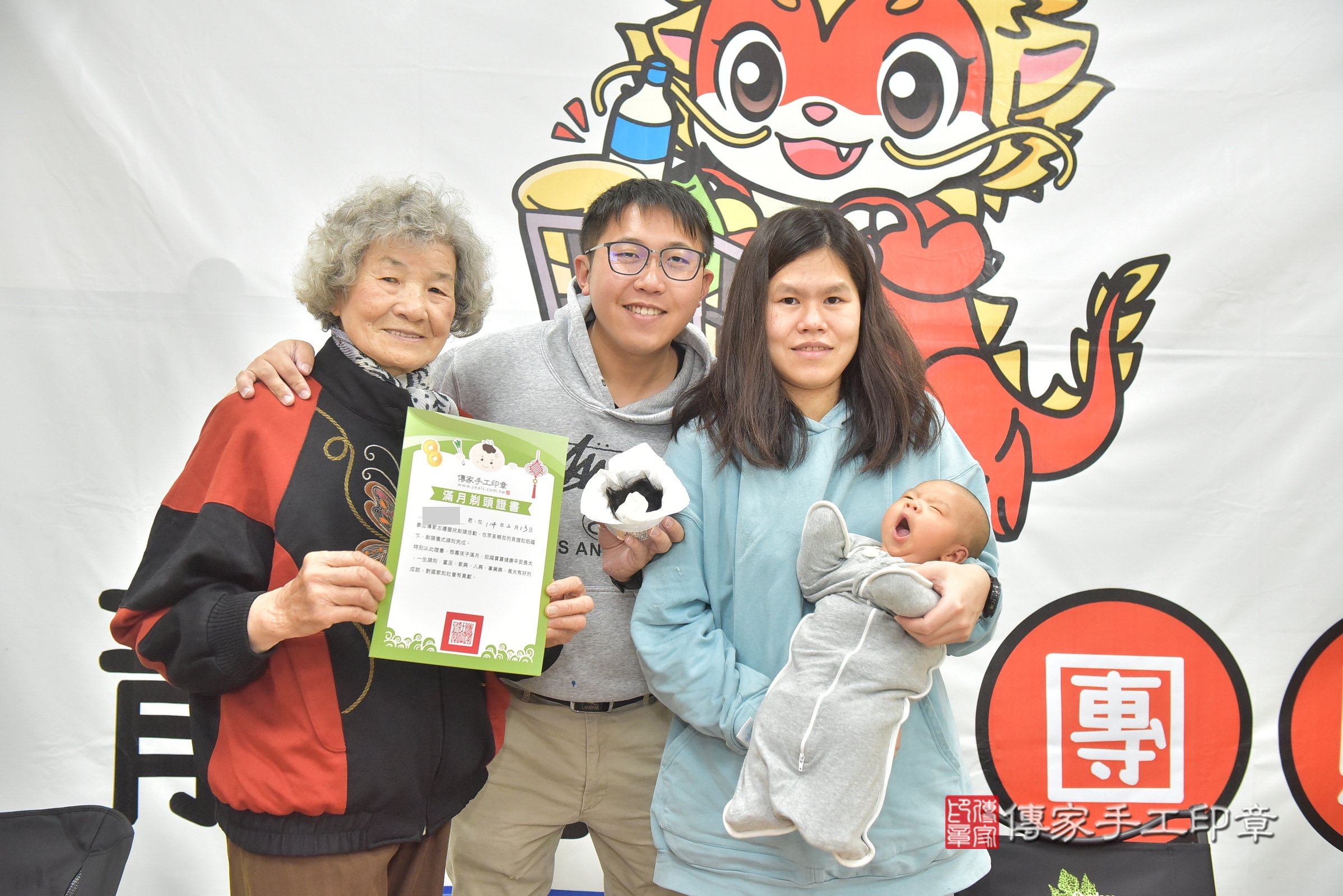 焱焱寶寶(彰化縣福興鄉到府嬰兒焱焱寶寶滿月剃頭理髮、到府嬰兒剃胎毛儀式吉祥話)。到府剃頭剃胎毛主持、專業拍照、證書。★購買「臍帶章、肚臍章、胎毛筆刷印章」贈送：剃頭、收涎、抓周，三選一。2025.2.13，照片16