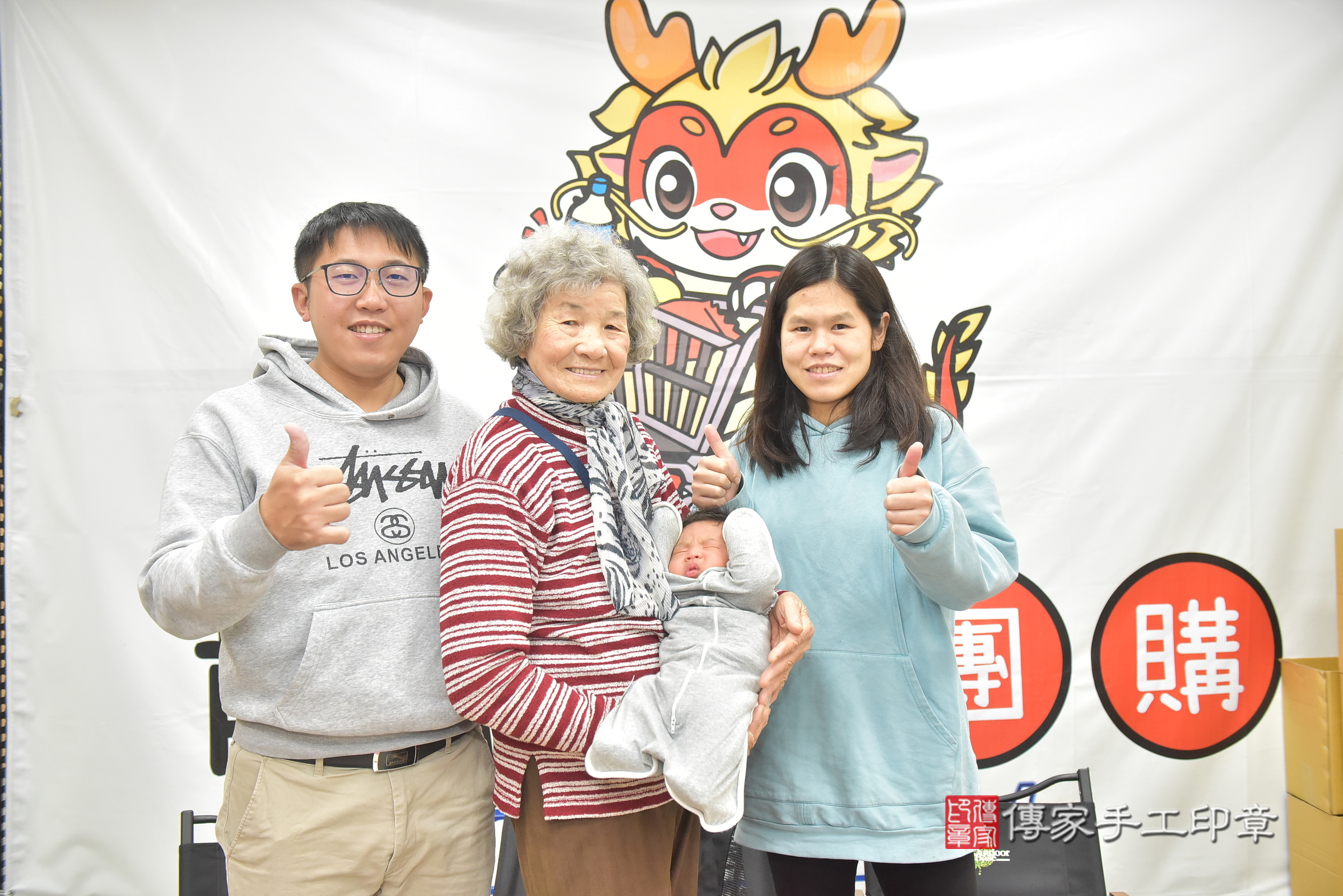 焱焱寶寶(彰化縣福興鄉到府嬰兒焱焱寶寶滿月剃頭理髮、到府嬰兒剃胎毛儀式吉祥話)。到府剃頭剃胎毛主持、專業拍照、證書。★購買「臍帶章、肚臍章、胎毛筆刷印章」贈送：剃頭、收涎、抓周，三選一。2025.2.13，照片2