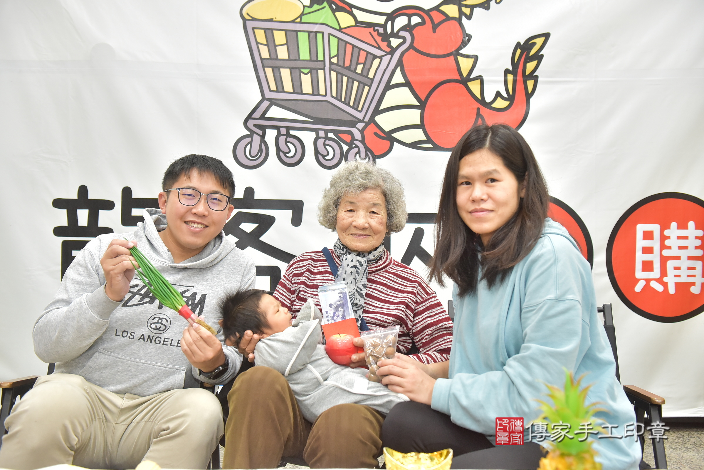 焱焱寶寶(彰化縣福興鄉到府嬰兒焱焱寶寶滿月剃頭理髮、到府嬰兒剃胎毛儀式吉祥話)。到府剃頭剃胎毛主持、專業拍照、證書。★購買「臍帶章、肚臍章、胎毛筆刷印章」贈送：剃頭、收涎、抓周，三選一。2025.2.13，照片9